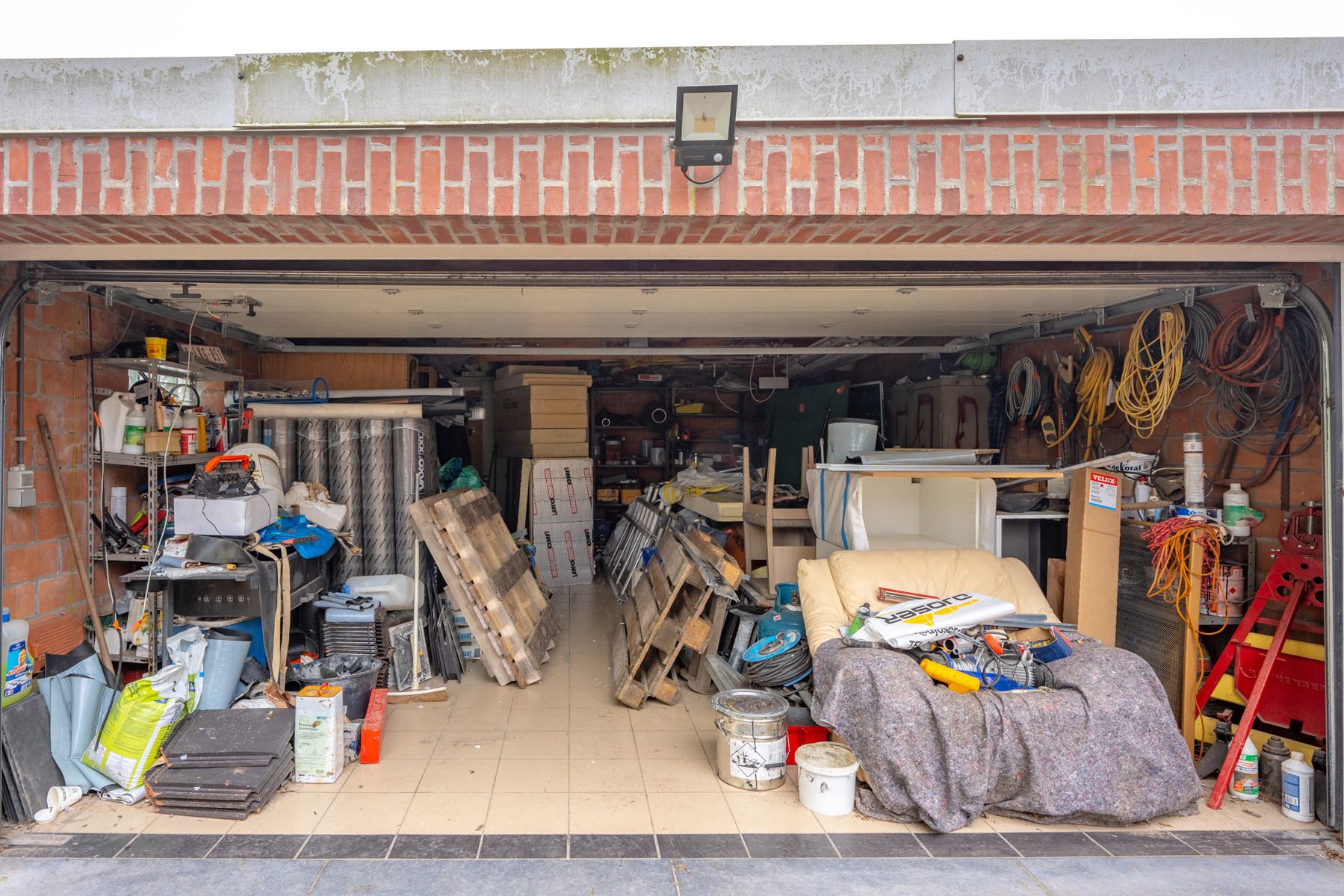 Lot van 1 magazijn, 3 garageboxen, 1 berging en 5 parkings foto 7