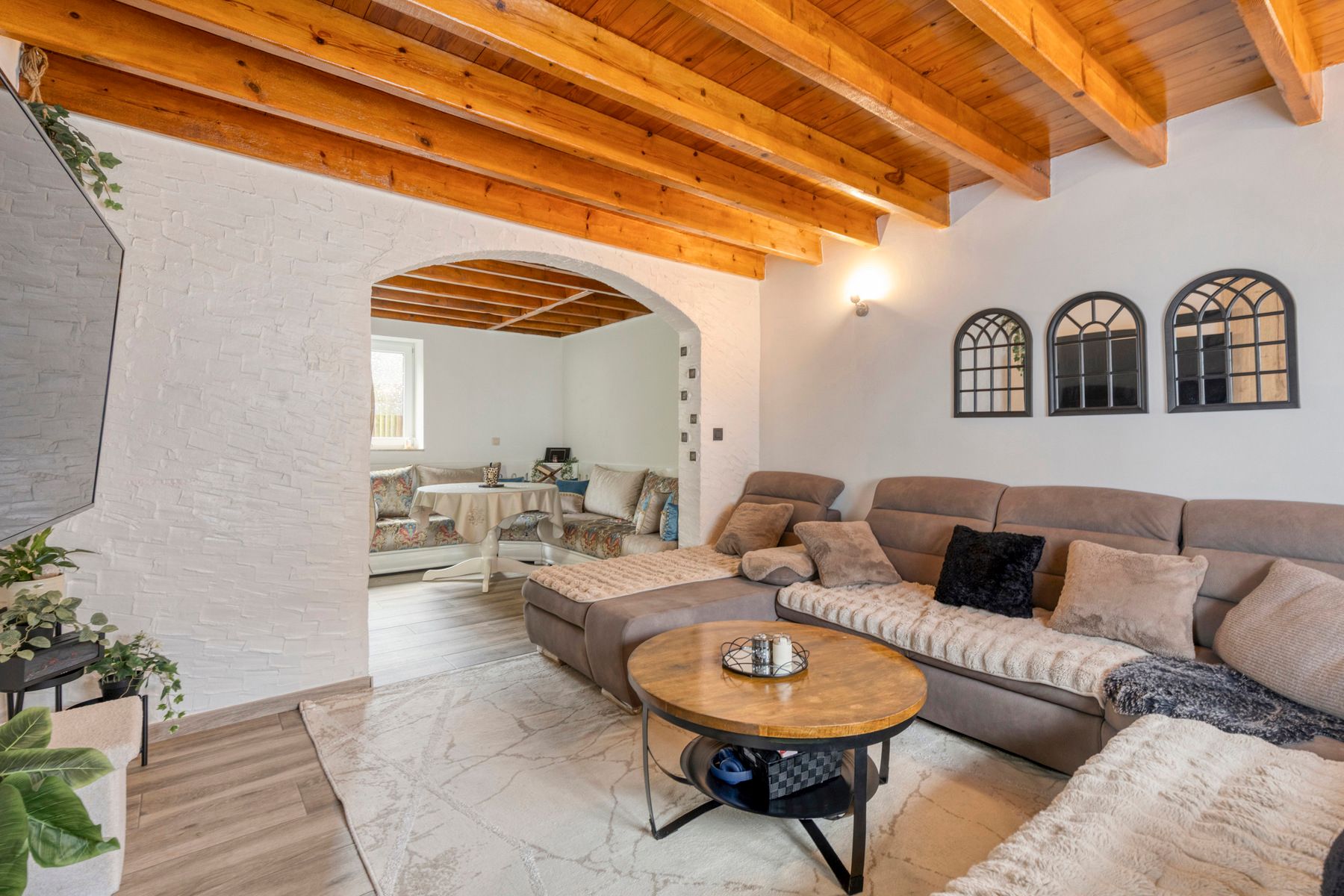 HOB met 4 slaapkamers, oprit en klein tuintje foto 4