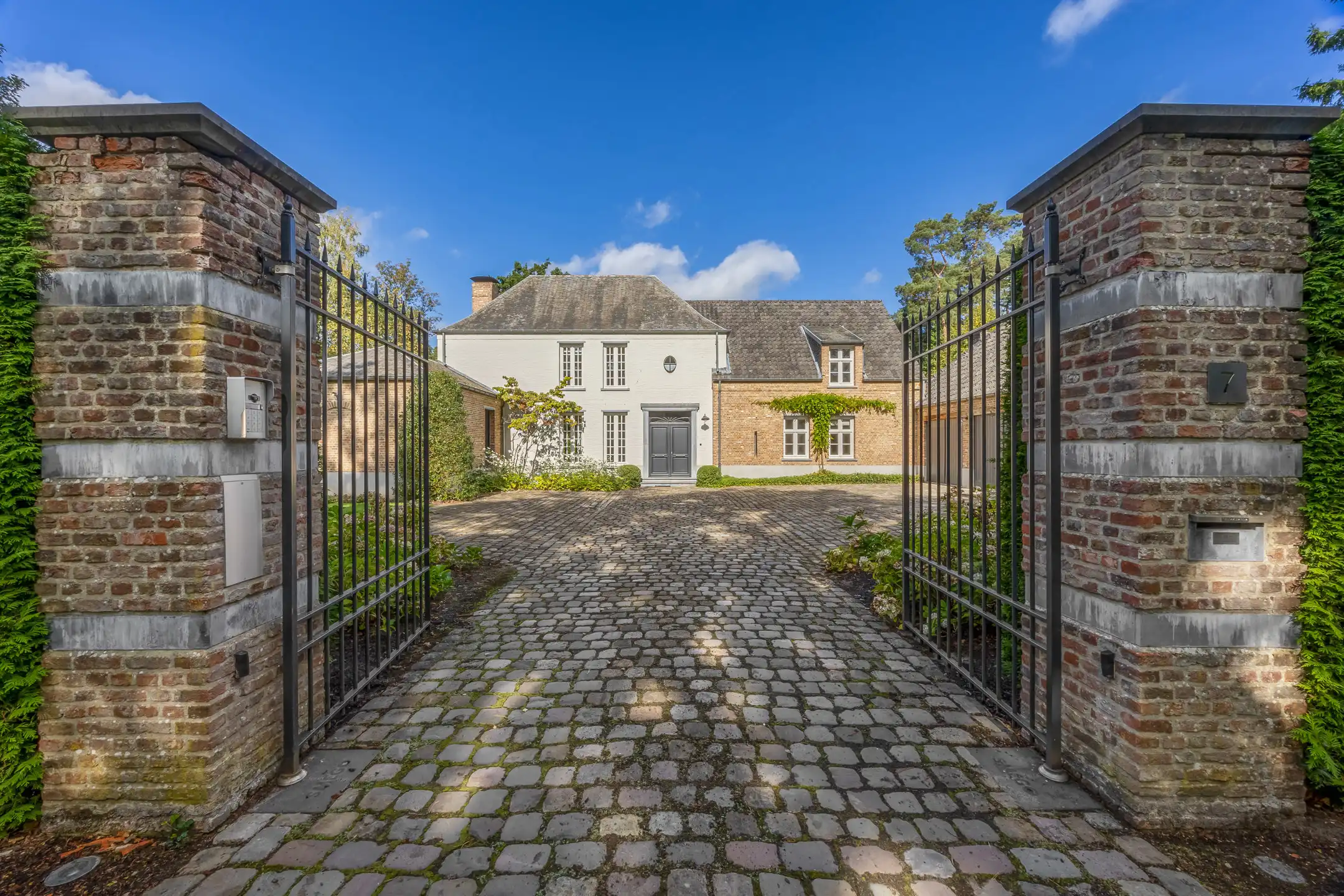 Luxueuze villa in het Exclusieve Hof ter Linden. foto {{pictureIndex}}