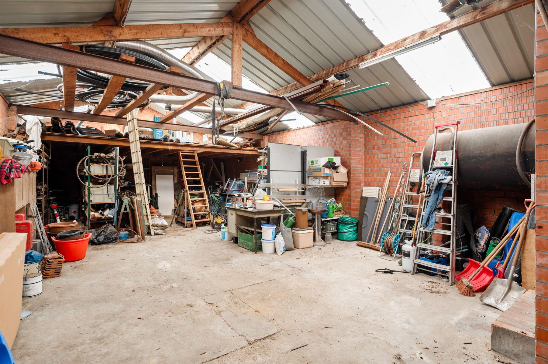Ruime gezinswoning met bijgebouw en tuin op 694m2 grond foto 25