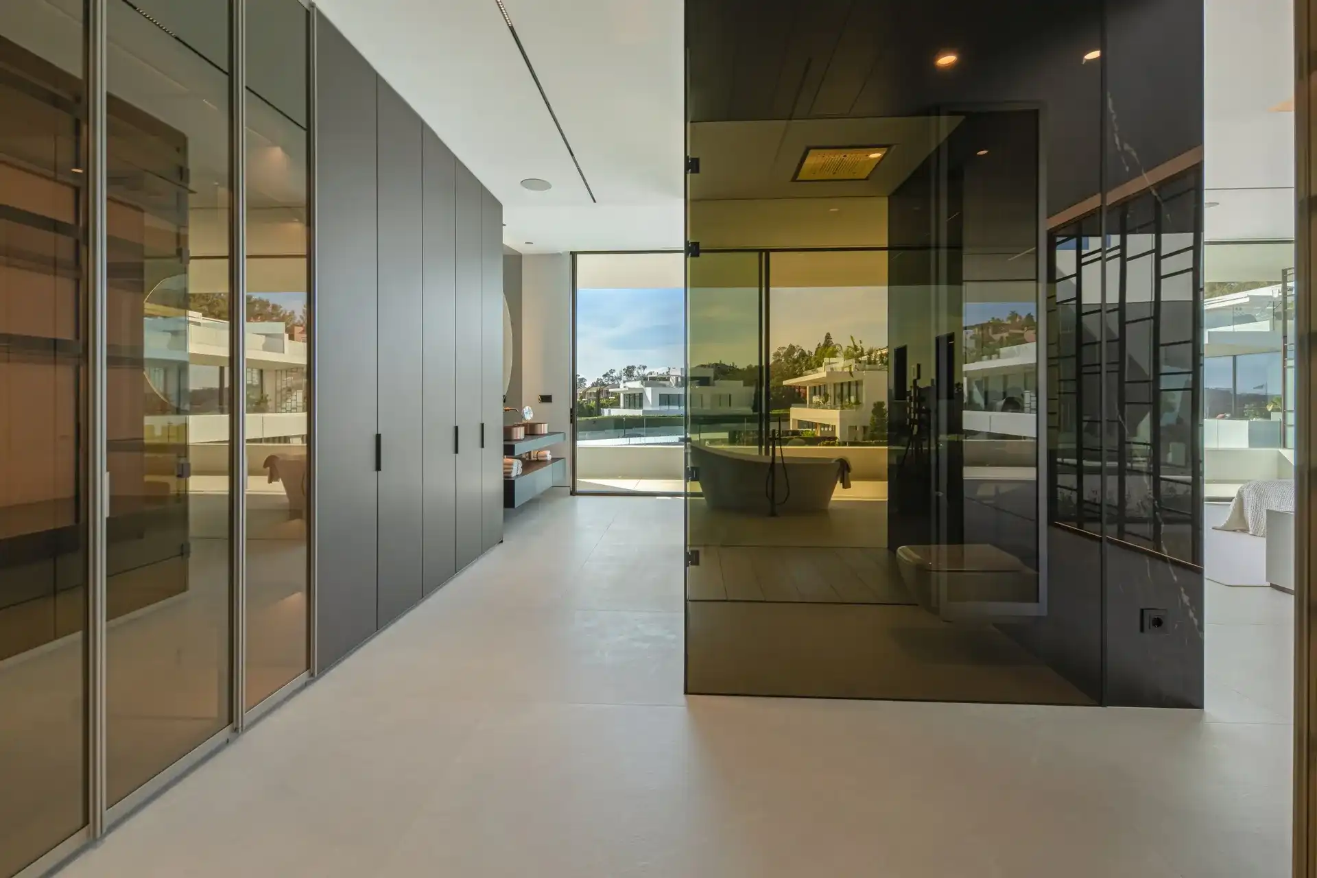Exclusieve villa met resortgevoel in het meest prestigieuze deel van Marbella foto 21