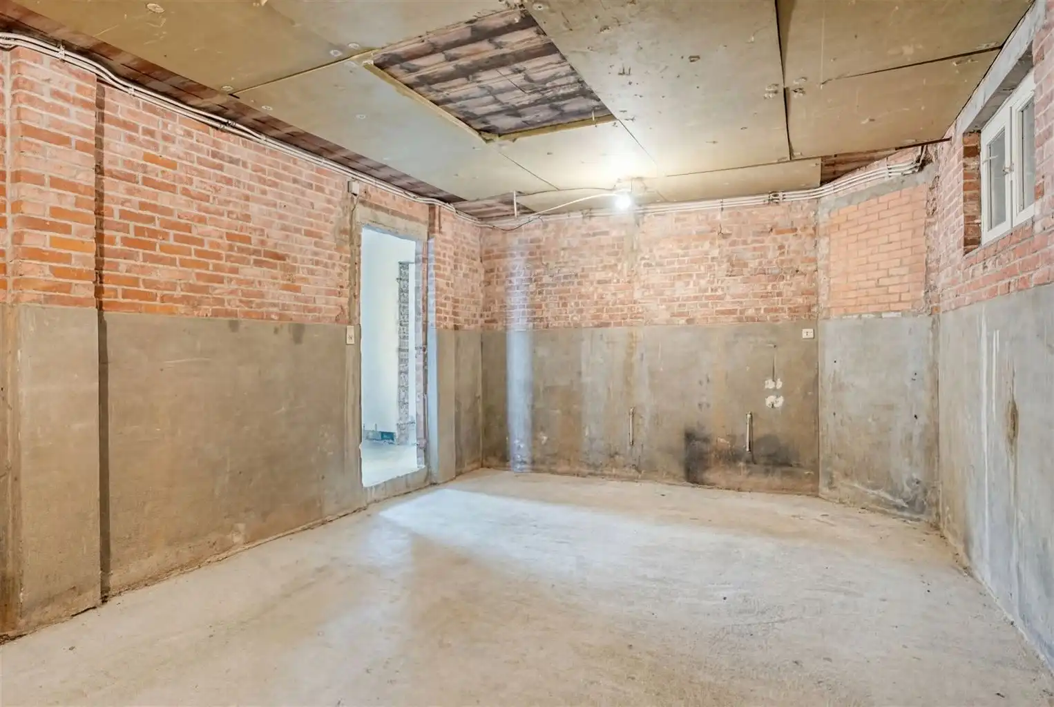 Te renoveren hoekwoning met tal van mogelijkheden, gelegen op een absolute toplocatie in het hart van het historisch stadscentrum van Bree.  foto 9