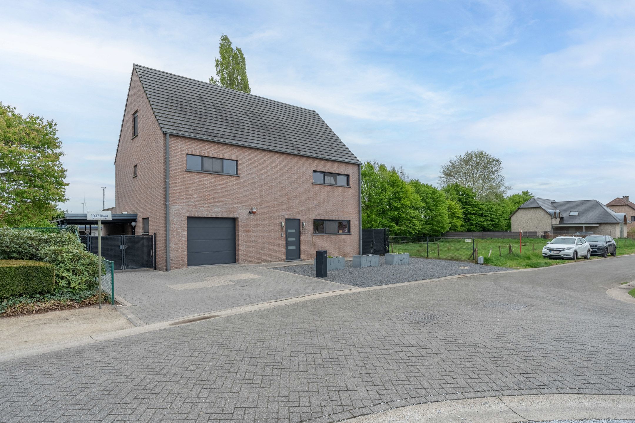 Verrassend ruime gezinswoning met 6 slaapkamers, 2 badkamers en garage. foto {{pictureIndex}}