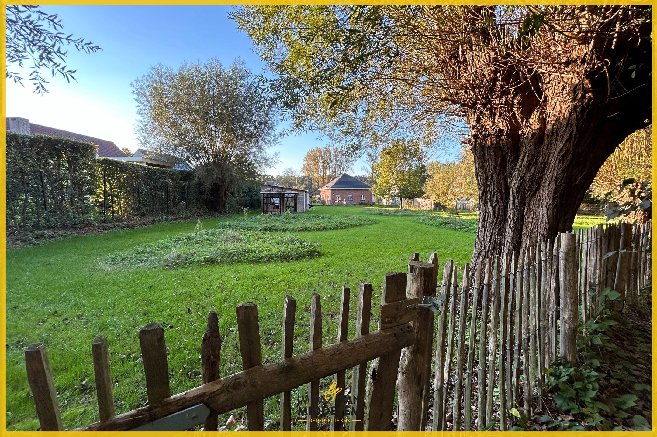 BOUWGROND MET TE SLOPEN BUNGALOW OP UNIEKE LIGGING foto 9