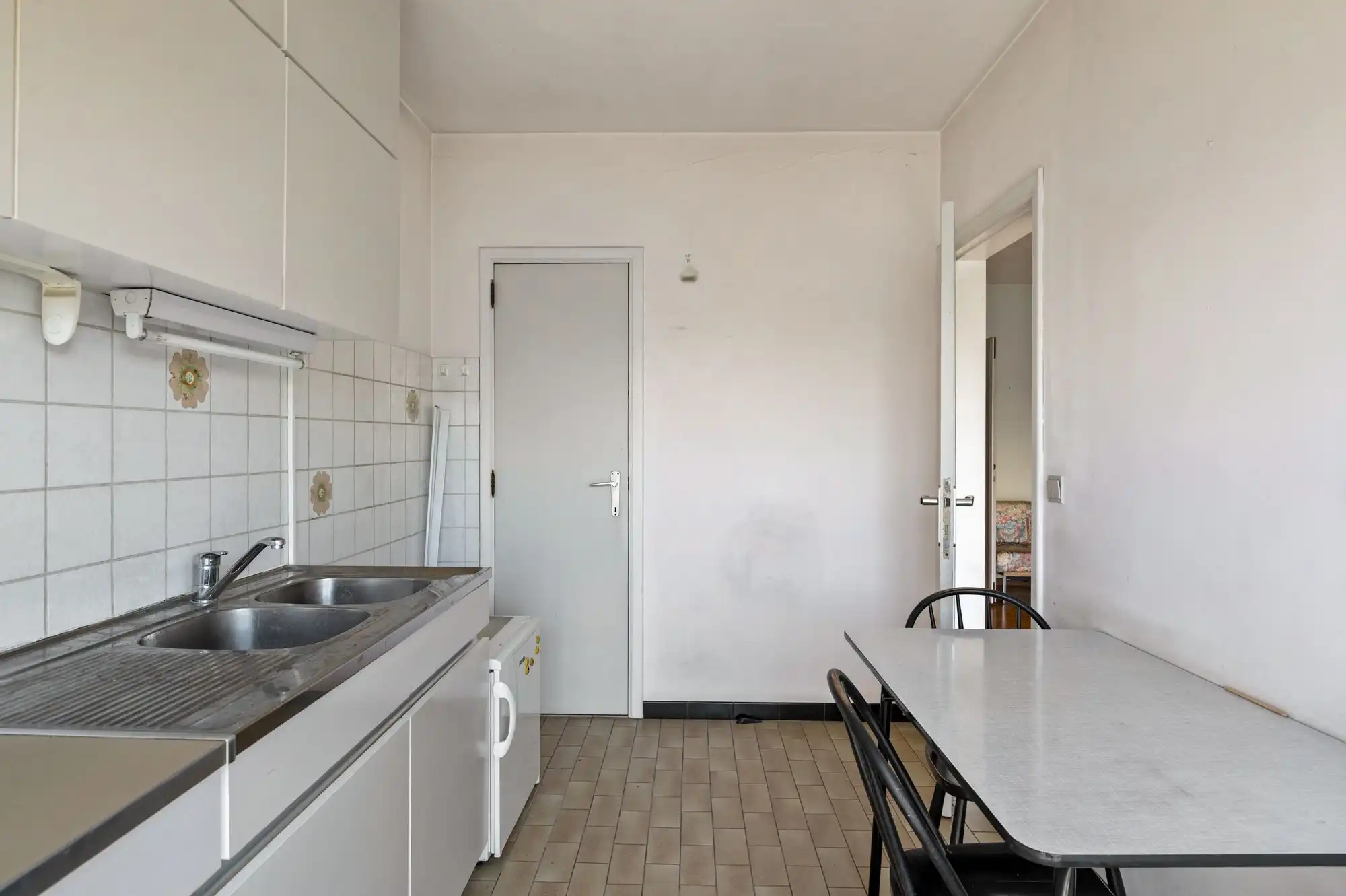 Lichtrijk appartement met sixties vibe en garagebox – ideaal renovatieproject! foto 10