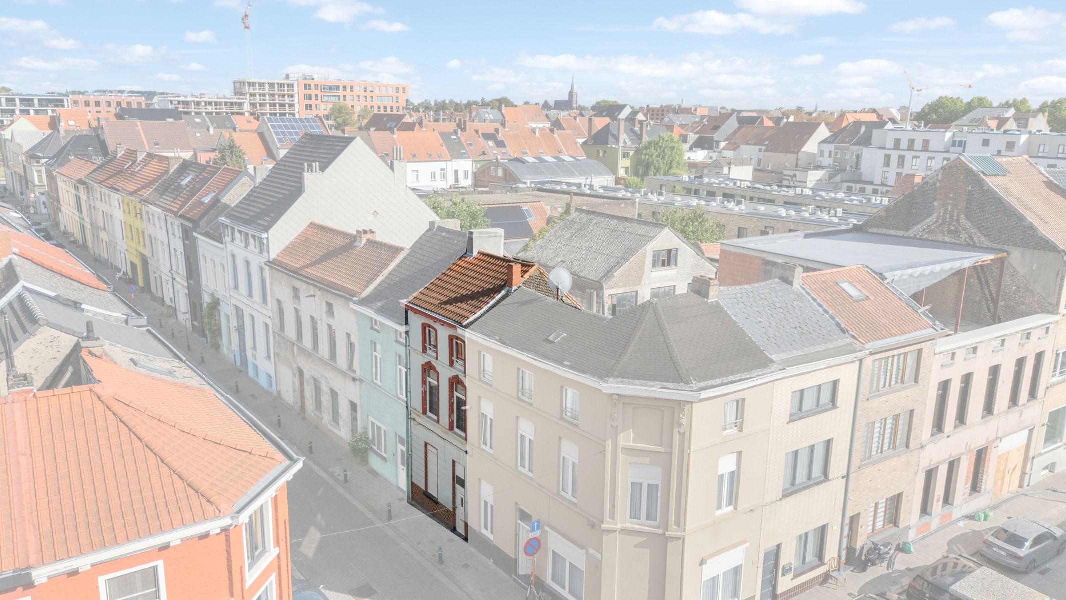 Vernieuwde woning met 3 slaapkamers te koop in Gent foto {{pictureIndex}}