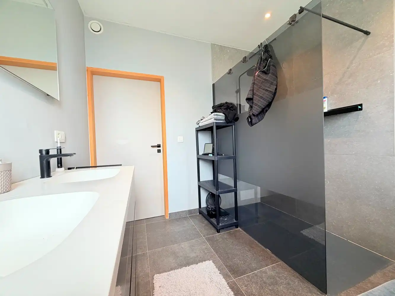 Ruime woning met  4 slaapkamers en gezellige tuin foto 13