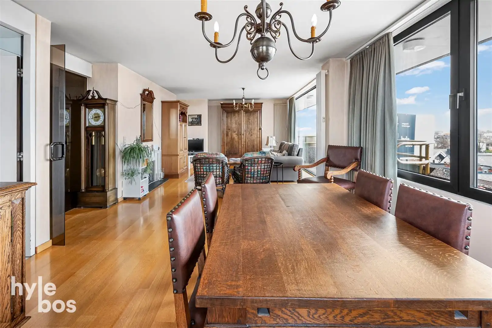 Centraal gelegen 3 slaapkamer appartement met parking foto 10