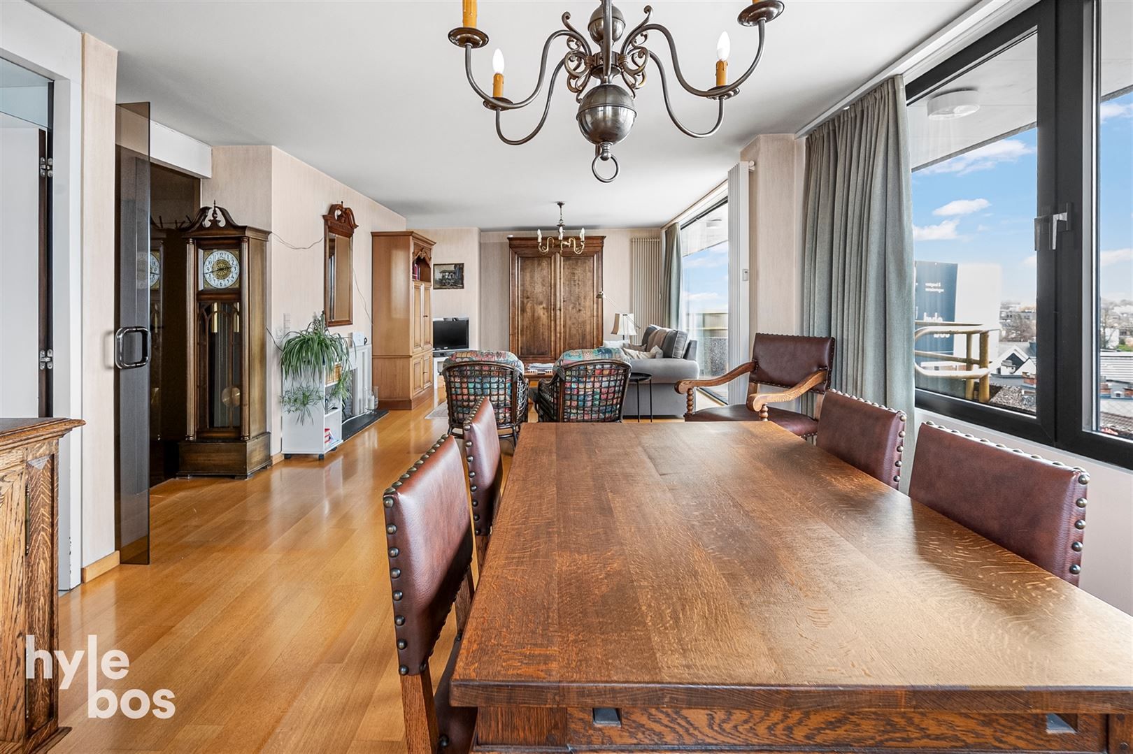 Centraal gelegen 3 slaapkamer appartement met parking foto 10