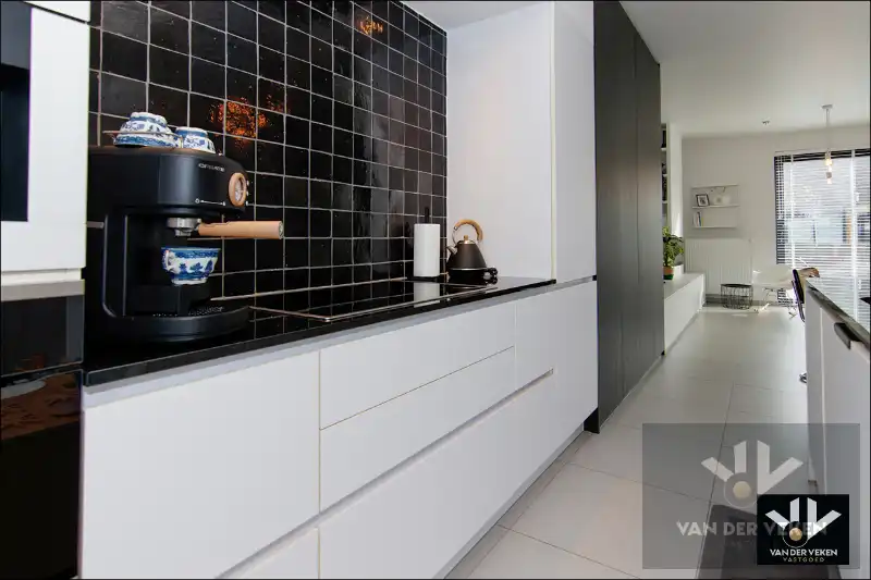 Knap ingericht, recent en lichtrijke woning met 3 ruime slpk en volledig omheinde tuin foto 7