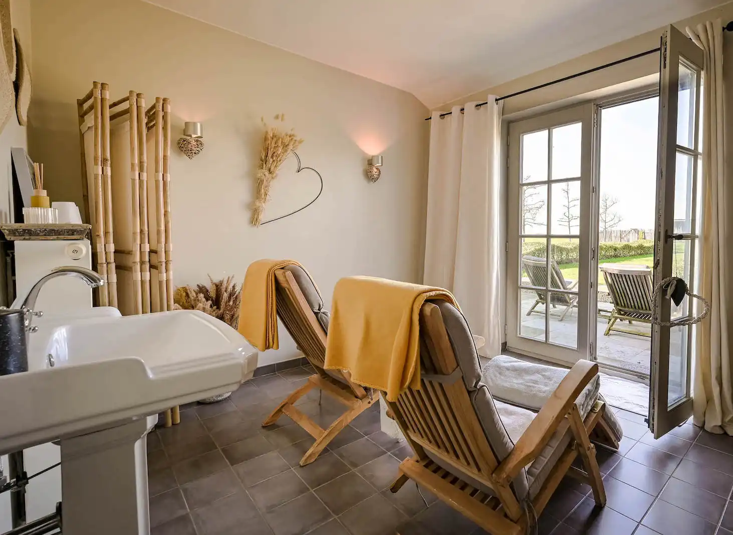 Idyllisch gelegen landgoed, voormalige hoeve, met karakterwoning, vakantieverblijf/boutique B & B met 6 vergunde kamers, parking en weide op circa 1 ha foto 11