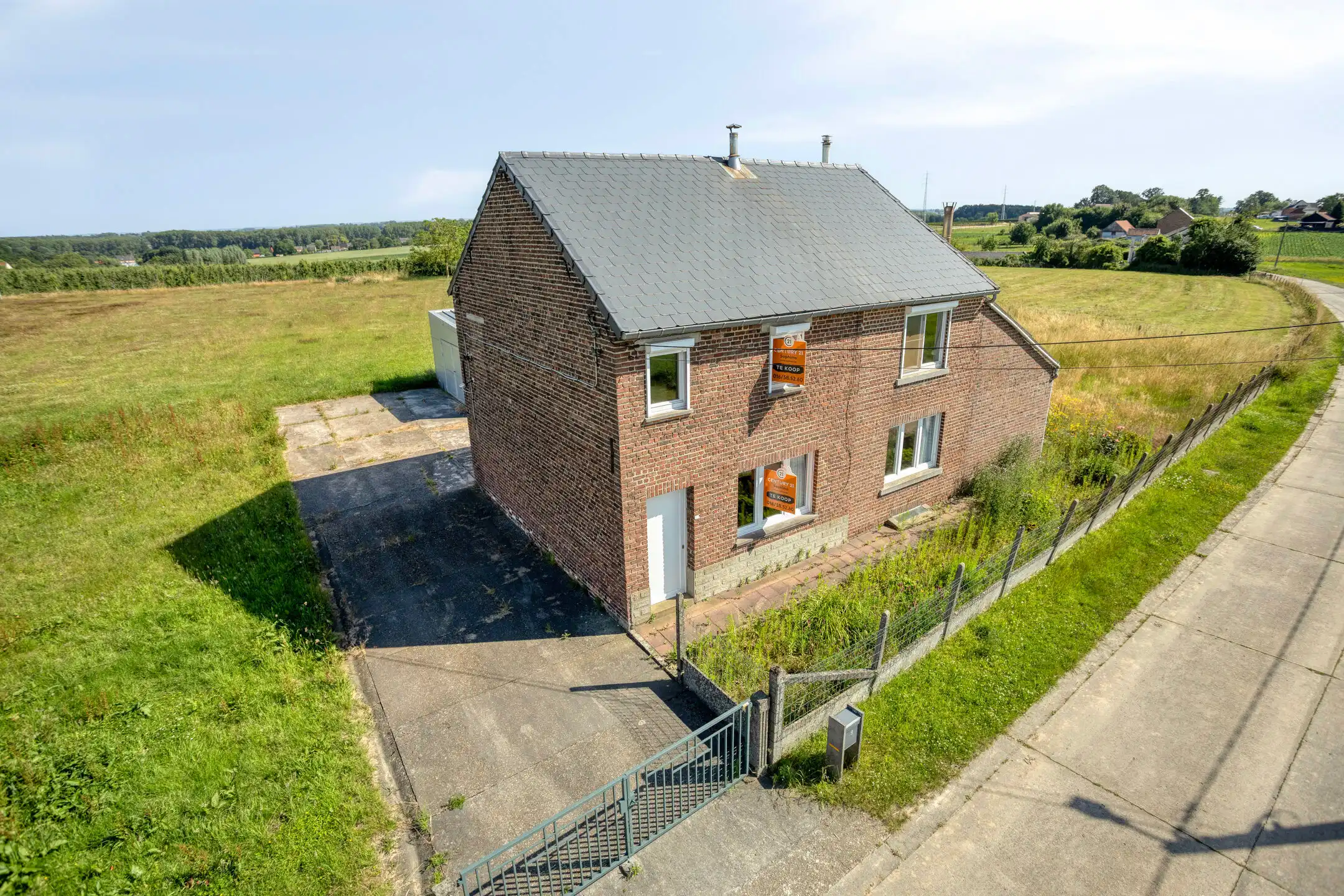Hoofdfoto van de publicatie: Te renoveren woning op een uniek perceel van 26are