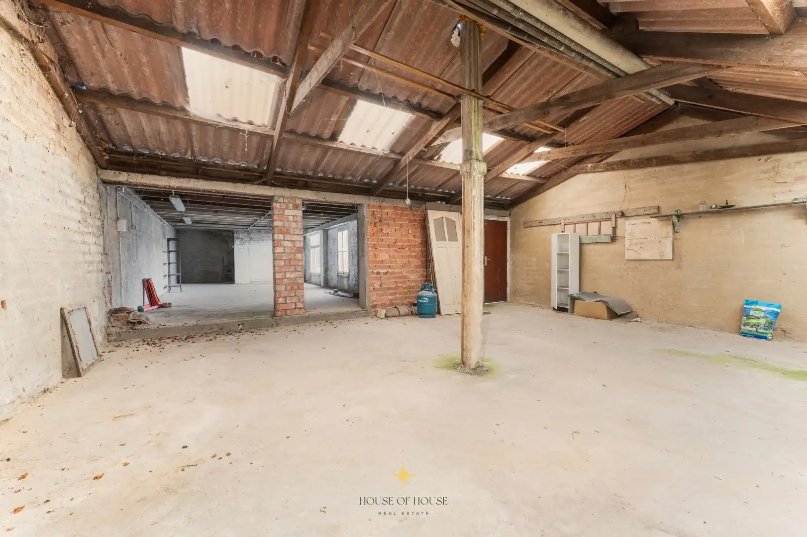 Ruime woning met garage én achterligggende loods foto 26