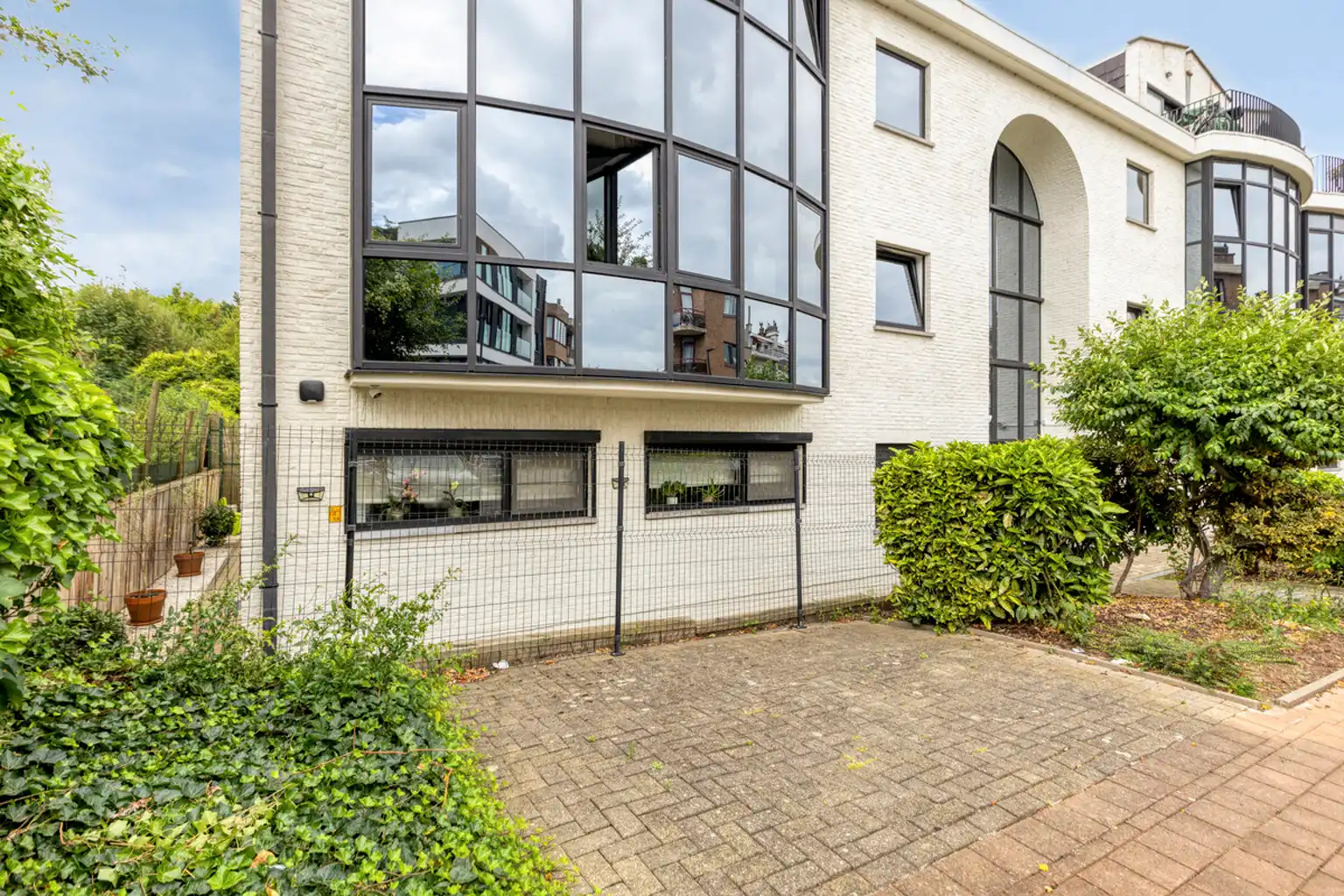 Instapklaar 2-slaapkamerappartement met tuin en garage foto 2