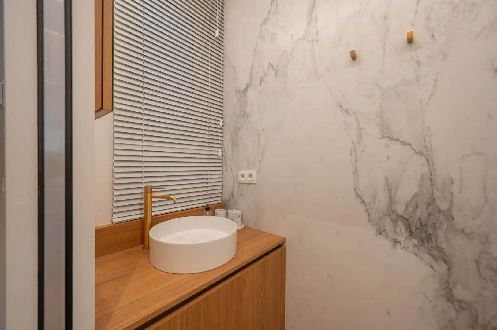 Stijlvol gerenoveerd appartement met zeezicht nabij het Heldenplein foto 8