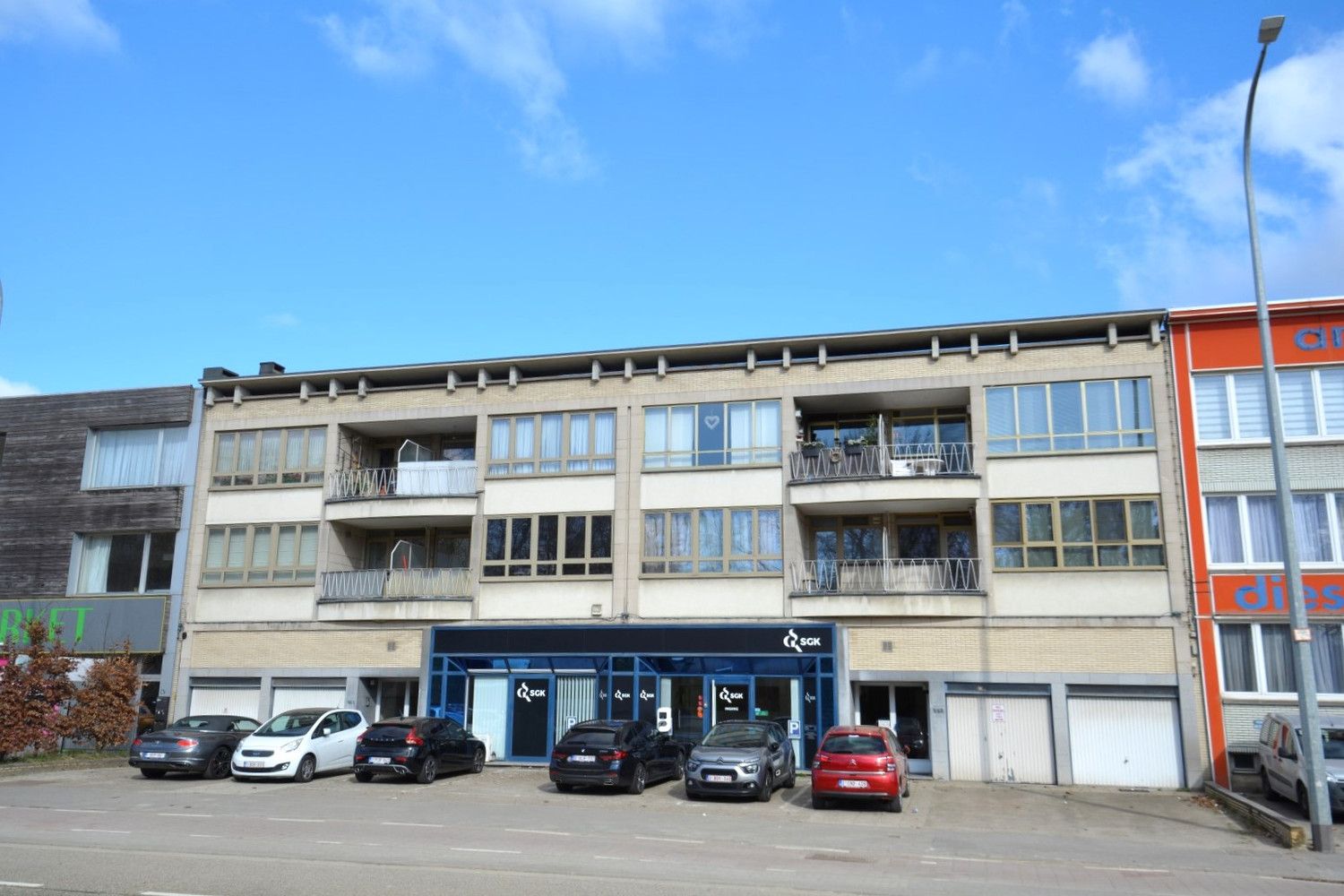 GERENOVEERD APPARTEMENT MET 2 SLK EN GARAGE! foto {{pictureIndex}}