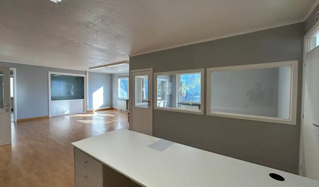 Alleenstaand kantoor te huur langs R4 te Wondelgem foto 8