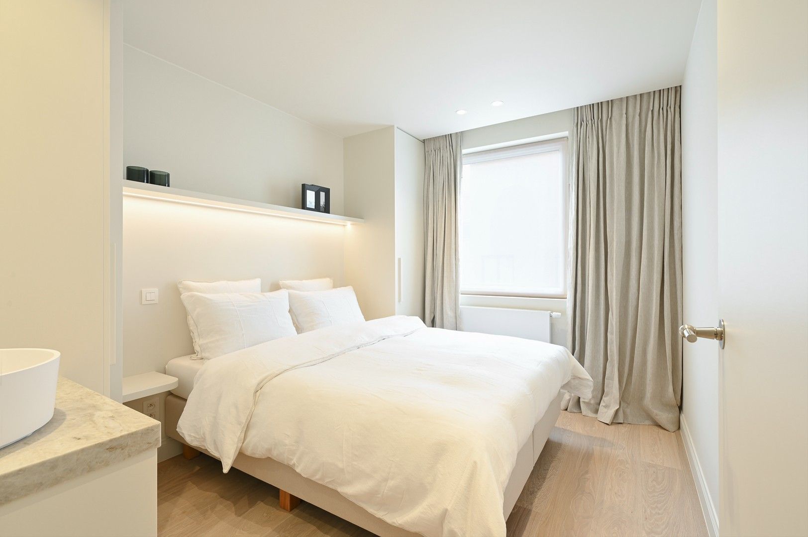 Hoekappartement, volledig gerenoveerd met kwalitatieve materialen ideaal gelegen in het centrum van Knokke. foto 9