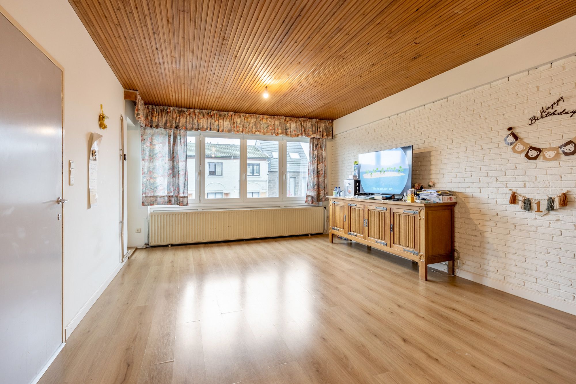 IDEALIS VASTGOED - CENTRAAL GELEGEN 2-SLPKMR APPARTEMENT IN HET CENTRUM VAN LEOPOLDSBURG! – Correct onderhouden appartement op de tweede verdieping (+-95m²) met een aangename leefruimte, aparte keuken, 2 slaapkamers, badkamer en apart toilet. Het appartement beschikt tevens over een lift en een privatieve kelder. Geschikt voor zij die zoeken naar betaalbaar wonen in het centrum van Leopoldsburg. foto 3