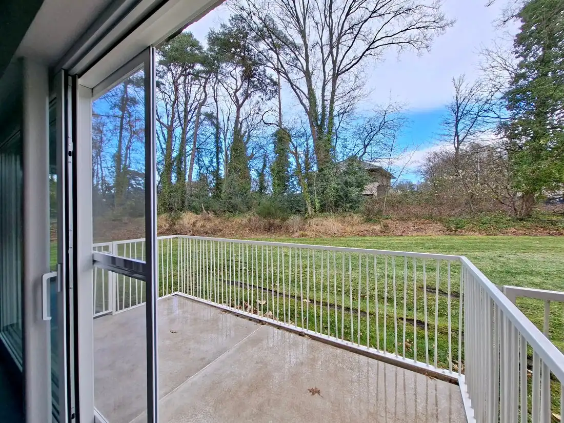 Modern en stijlvol gelijkvloers appartement net buiten Genk centrum foto 19