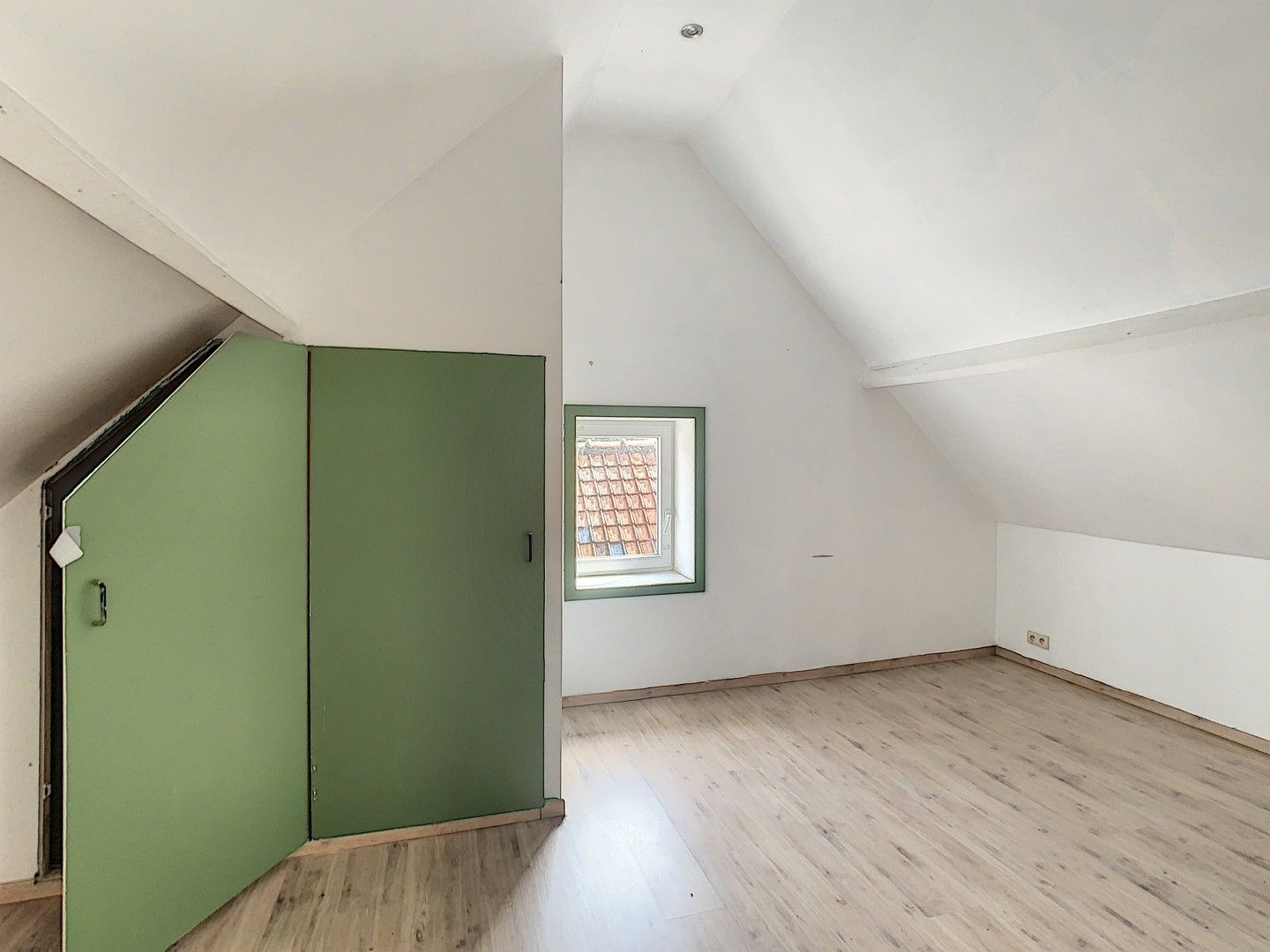 Welgelegen handelsgelijkvloers met ruim appartement. foto 14