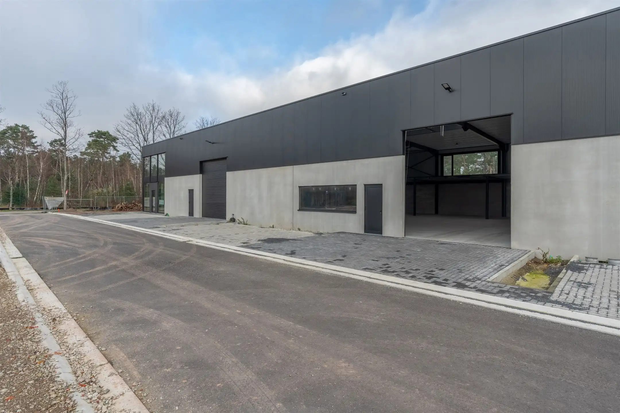 Nieuwbouw KMO-Unit (370 m²) op ideale locatie in Beerse foto {{pictureIndex}}