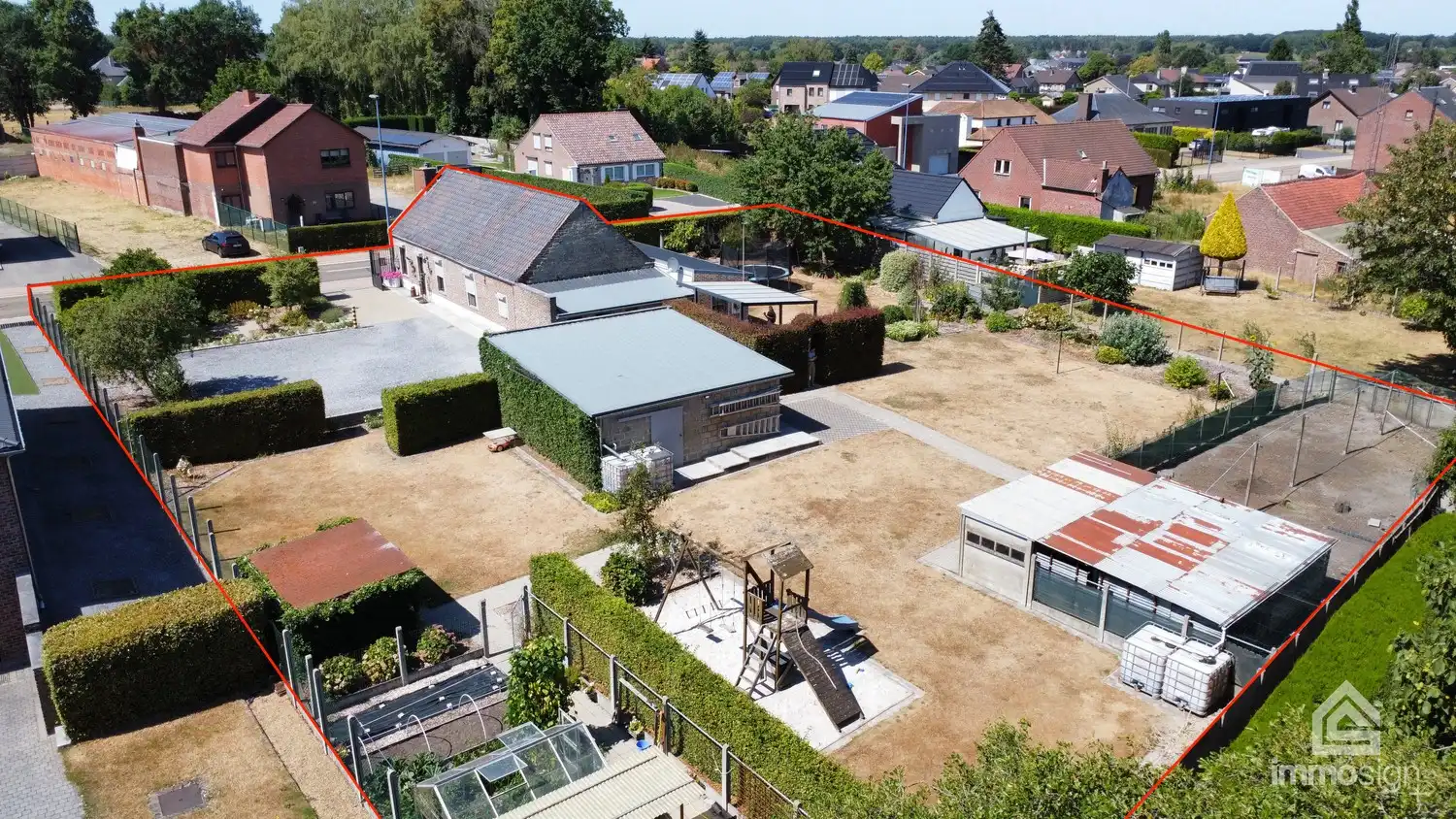 Ruime woning op bijna 2.000 m² grond met dubbele garage en werkhuis foto 3