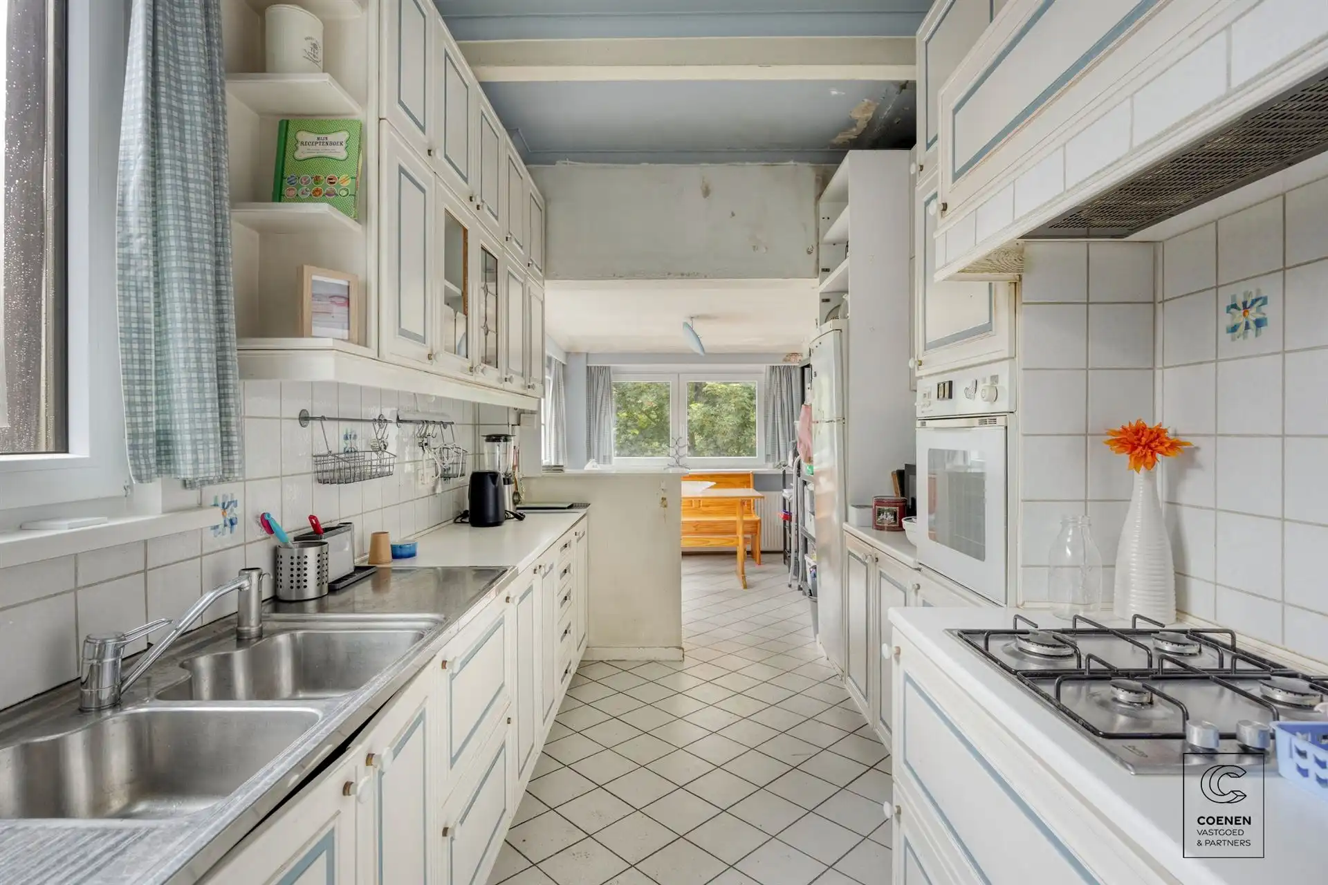 Te renoveren rijwoning van 187 m², twee slpk en ruime tuin! foto 2