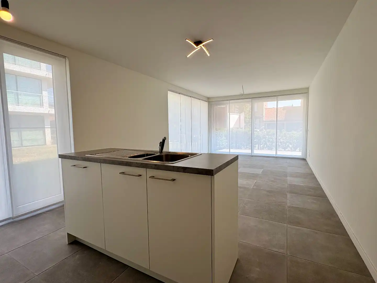 Modern gelijkvloers appartement met 2 slaapkamers, lichtrijke leefruimte en terras dichtbij Kortrijk.  foto 7