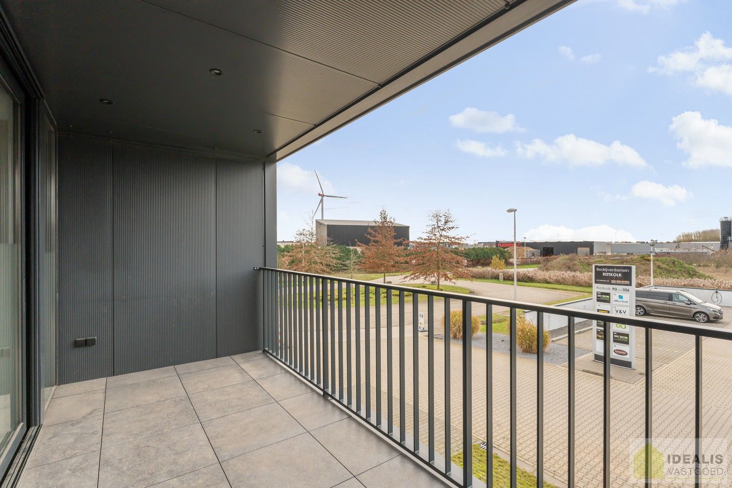 INSTAPKLAAR APPARTEMENT MET MAGAZIJN/KANTOOR OP BEDRIJVENTERREIN DE RIETKOLK!! Dit instapklare pand bestaat uit een hal/opslag van +-100m², met bureel/keuken en een aparte inkom voor het woongedeelte. Het appartement omvat een ruime woonkamer met uitgeruste keuken, 2 slaapkamers, badkamer, bergruimte en waskamer. Het pand leent zich perfect als kantoorlocatie met opslag in combinatie met wonen. foto 22