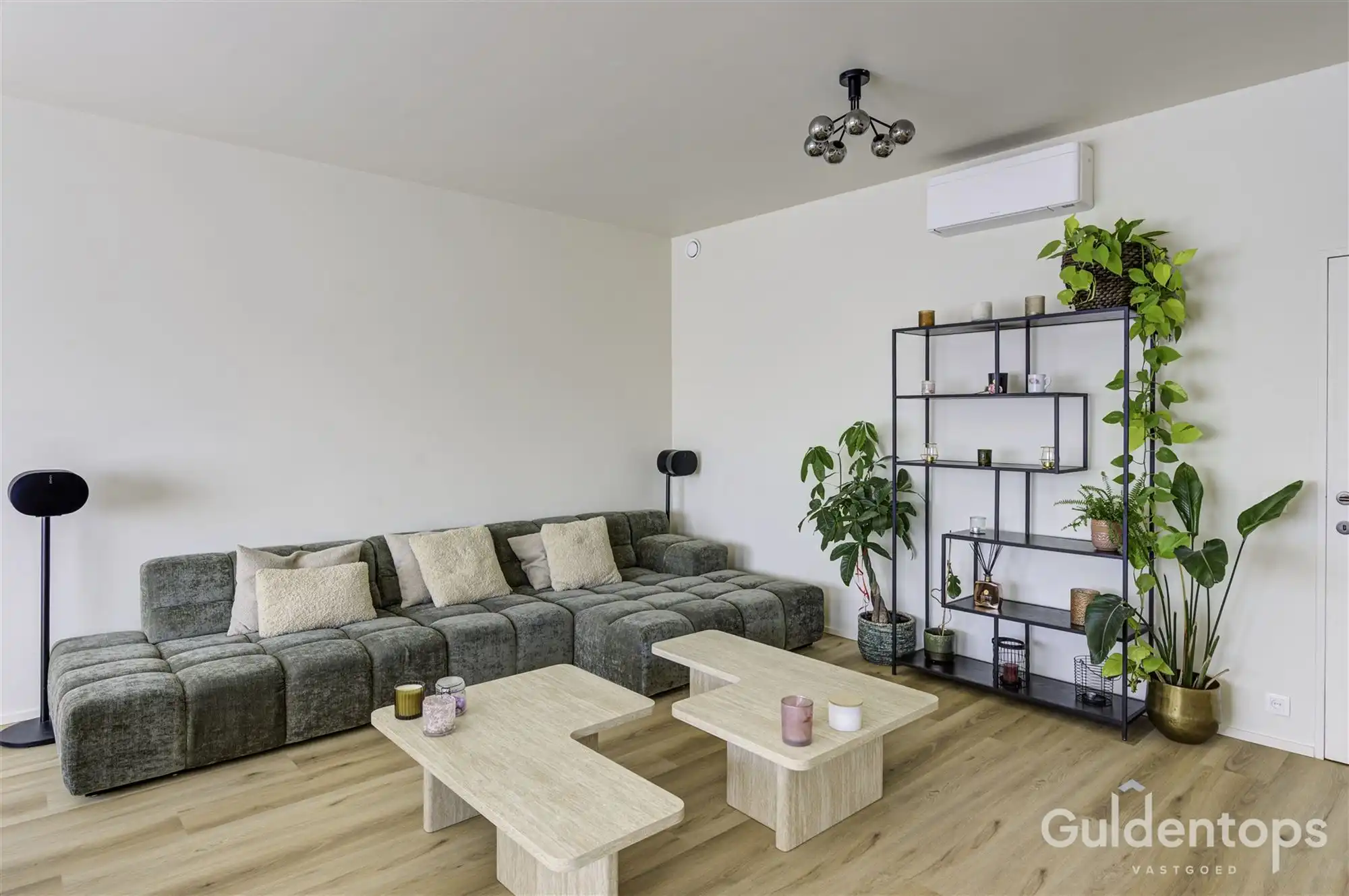 Knap vernieuwd 2 slaapkamerappartement op topligging foto 2
