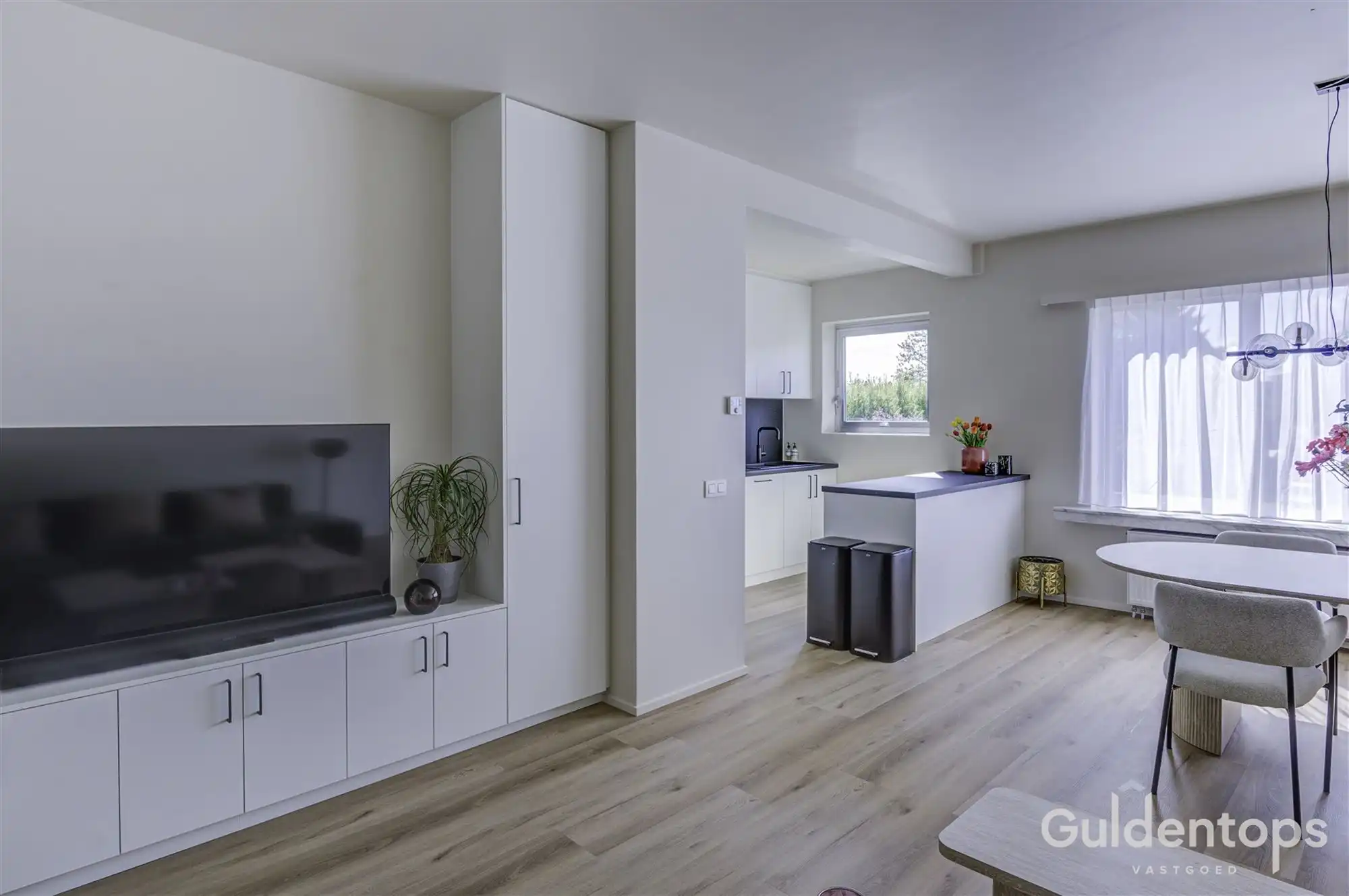 Knap vernieuwd 2 slaapkamerappartement op topligging foto 2