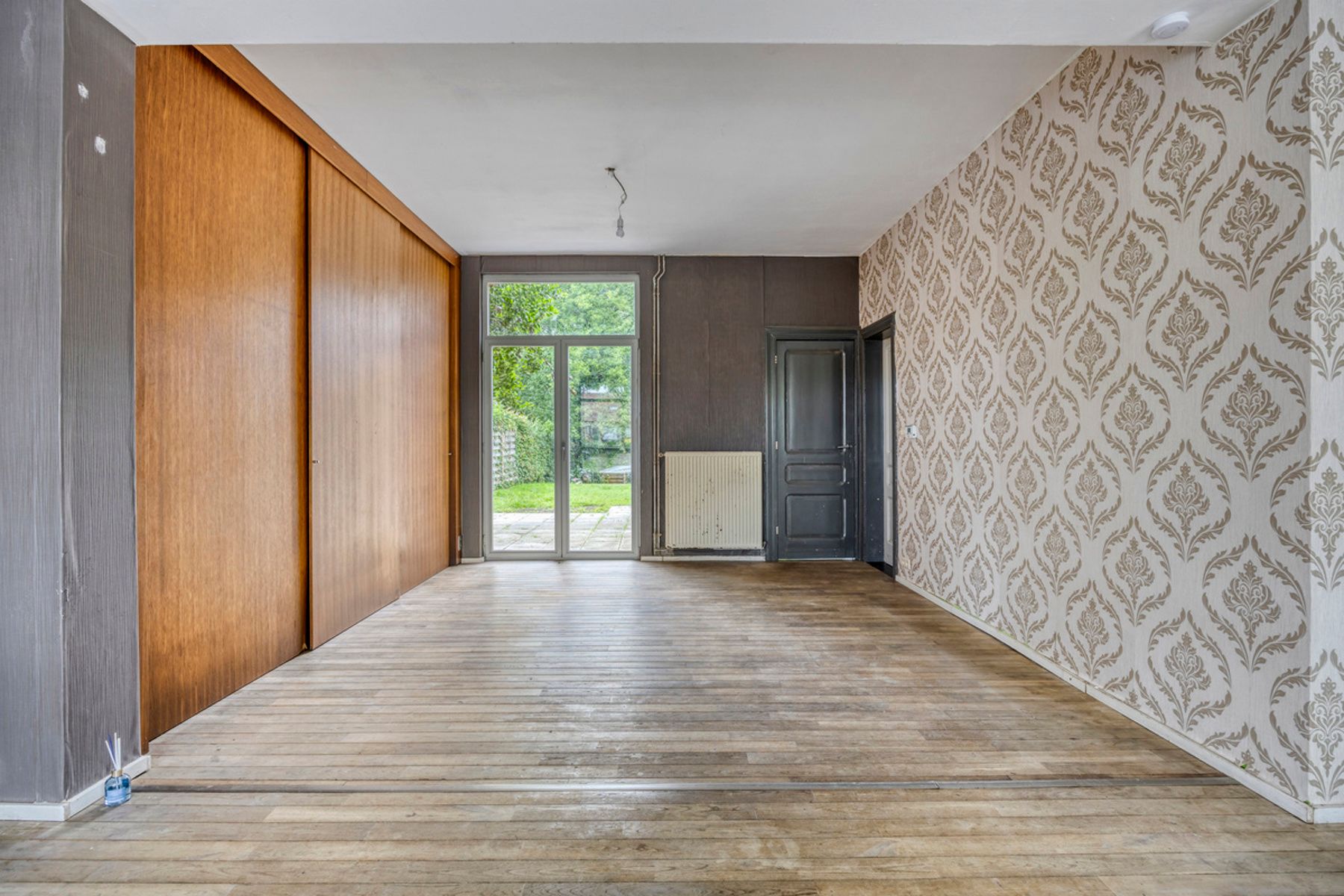 Ruim renovatieproject (226m²) met tuin aan kanaal foto 11