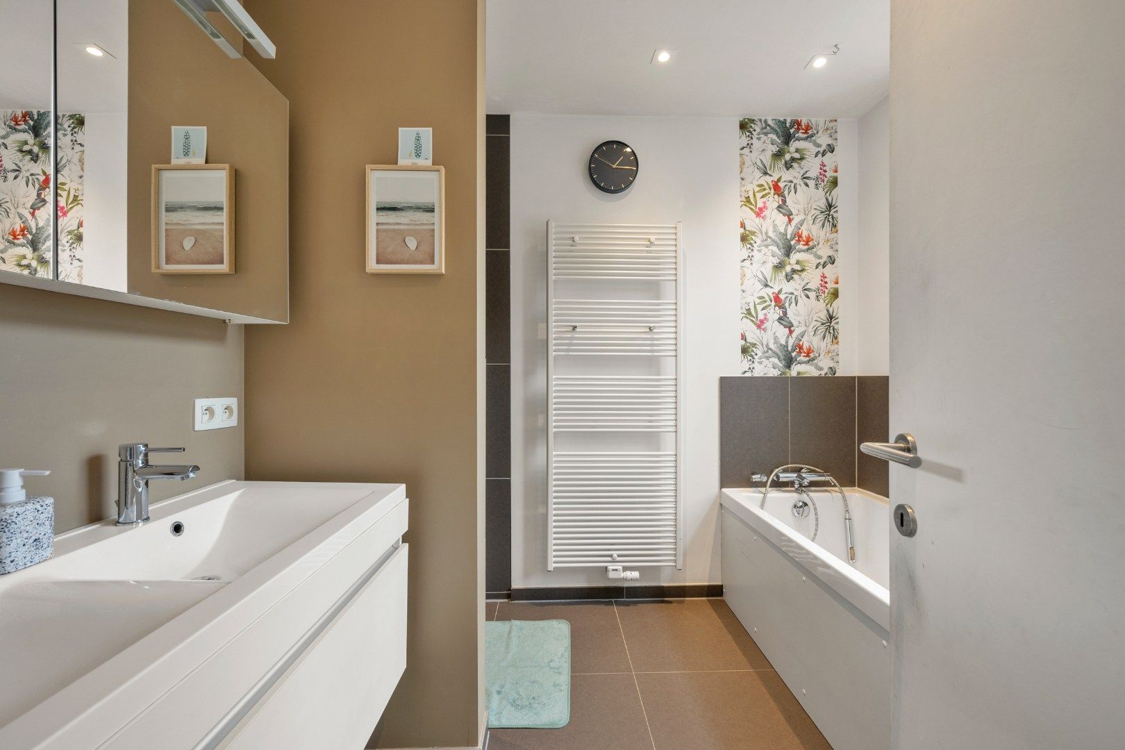 Verzorgde, instapklare woning met 3 slaapkamers in hartje Ieper foto 12