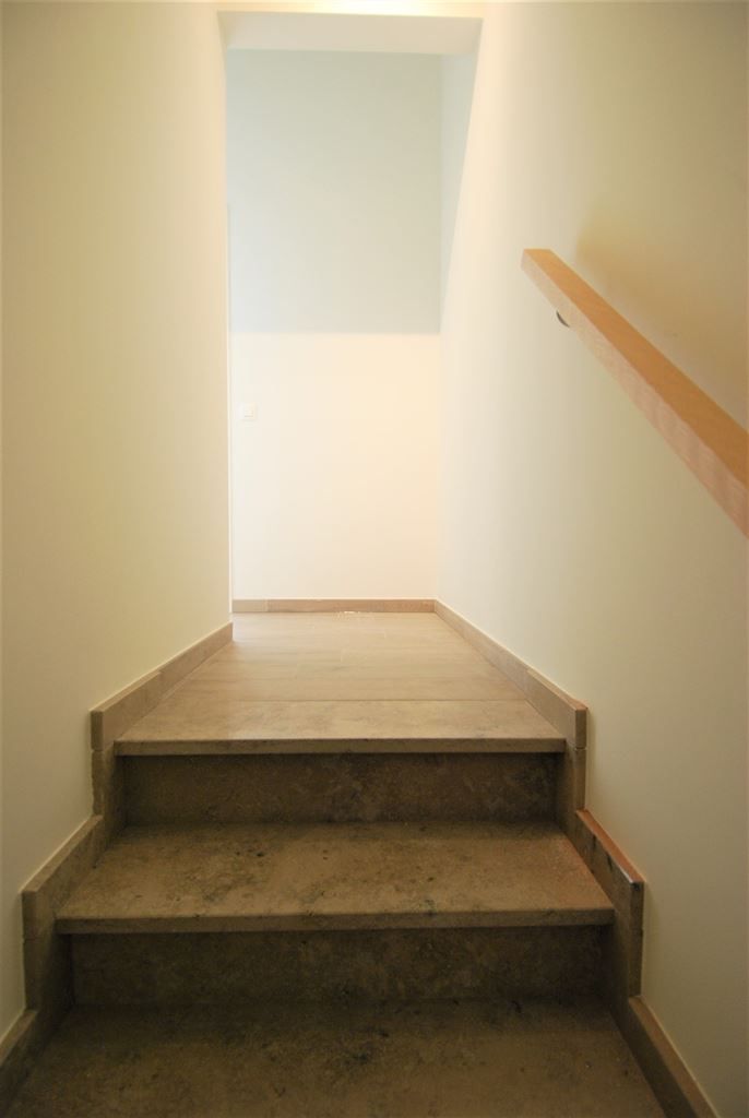 Volledig gerenoveerd duplex-appartement met 2 slaapkamers in het centrum van Maaseik met moderne afwerking. foto 8