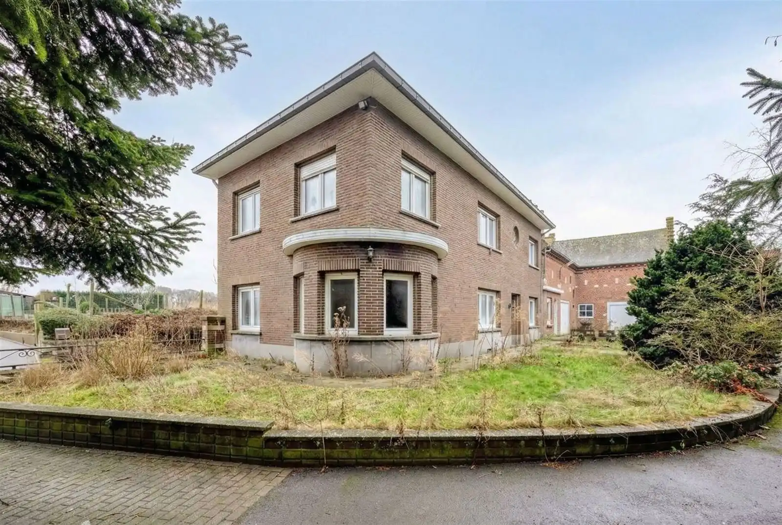 Hoofdfoto van de publicatie: Woning met tuin en Loods Te renoveren 