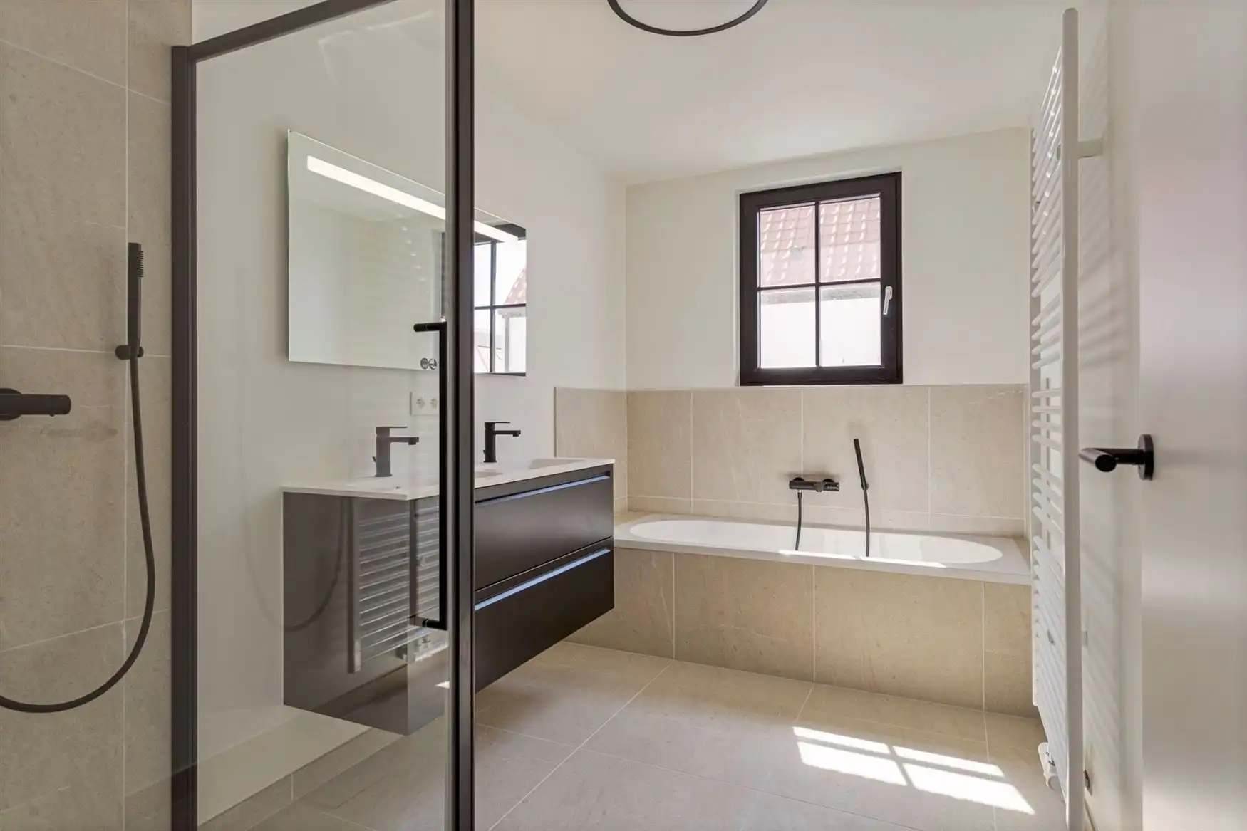 Zeer recente woning op gunstige locatie foto 12