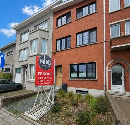 volledig gerenoveerde stadswoning met 4 slpks foto 2