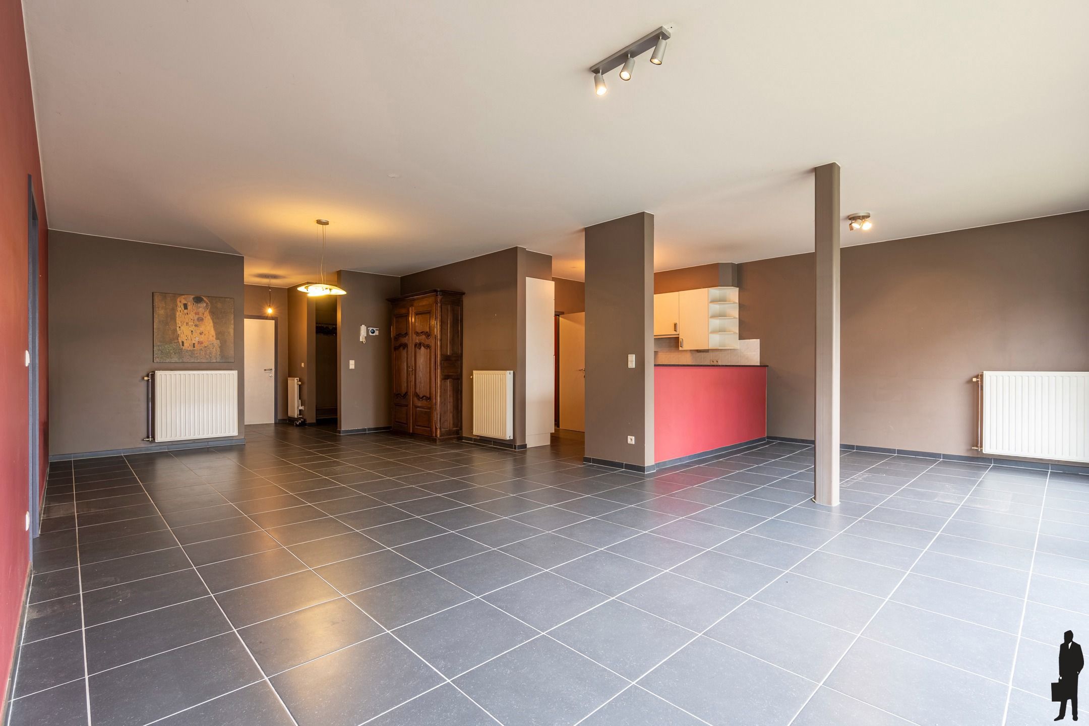 Welgelegen ruim GLVL app met 2 slpks, 2 badks, garage & tuin foto 2