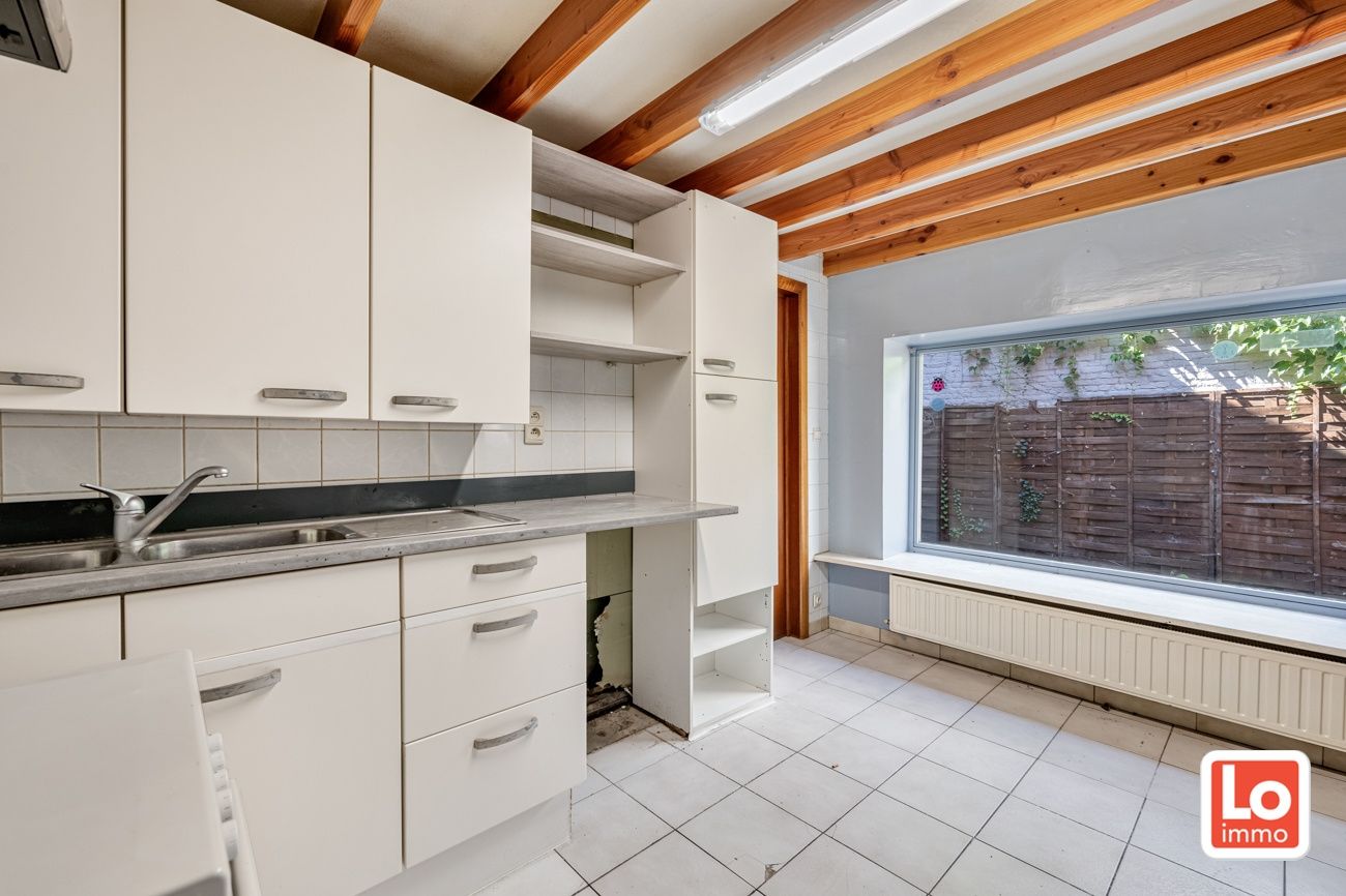 VERKOCHT! Leuke te renoveren stadswoning met afzonderlijke garage gelegen op een top locatie in Sint-Amandsberg! foto 8
