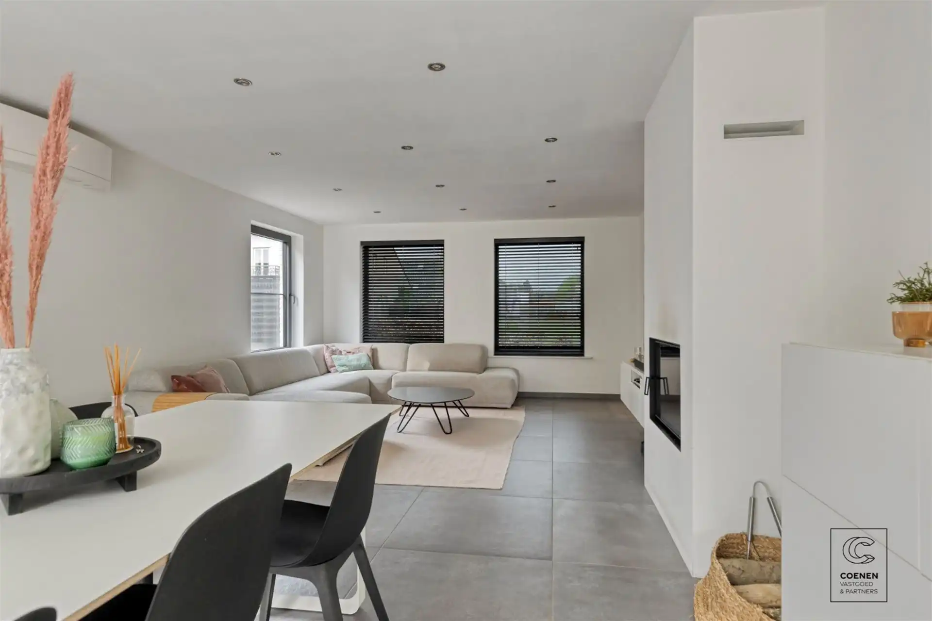 Instapklare woning met 5 slpks, tuin met zwembad te Oelegem! foto 4