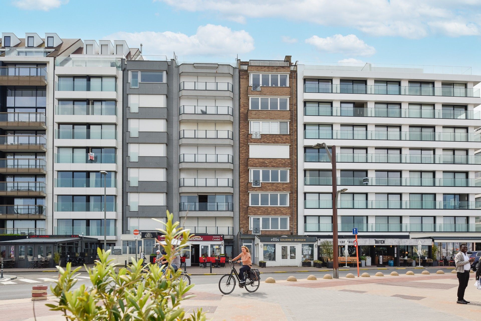 Zeer ruim appartement op de zeedijk aan het Rubensplein foto {{pictureIndex}}