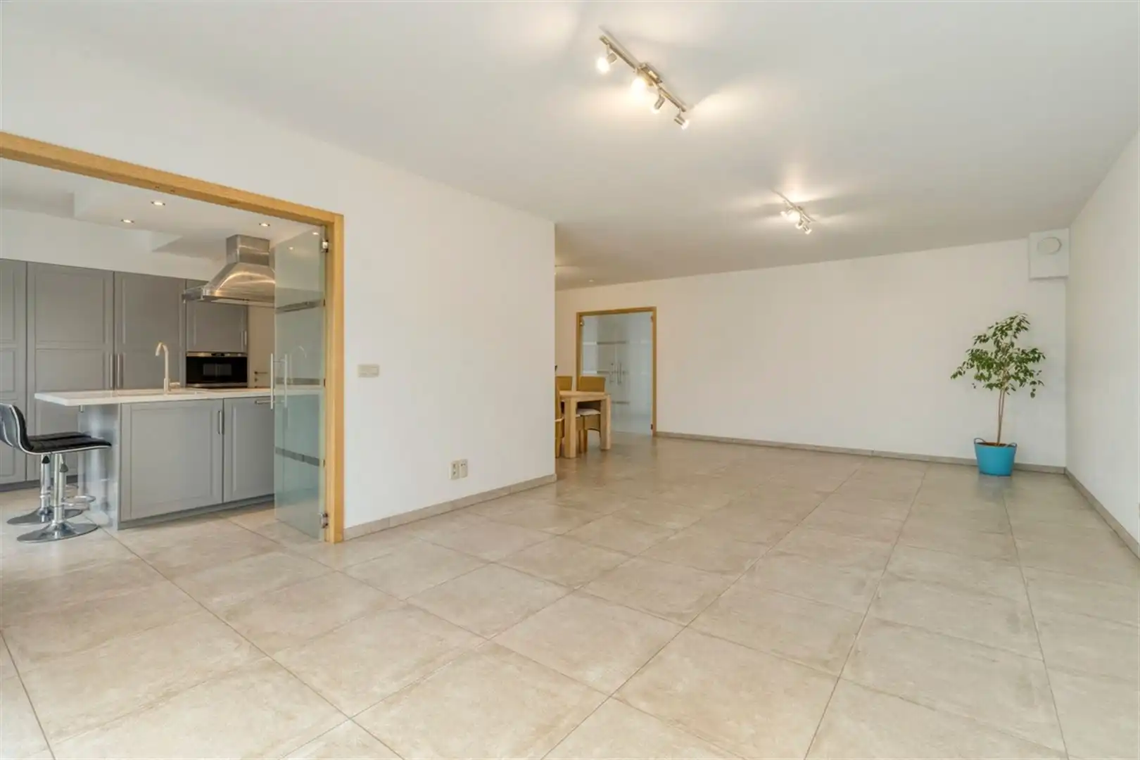 Uitzonderlijk ruime en toekomstgerichte woning met een indrukwekkende 358m² bewoonbare opp. EPC-label A. Residentiële woonwijk met winkels, scholen, horeca en andere voorzieningen vlakbij. foto 9