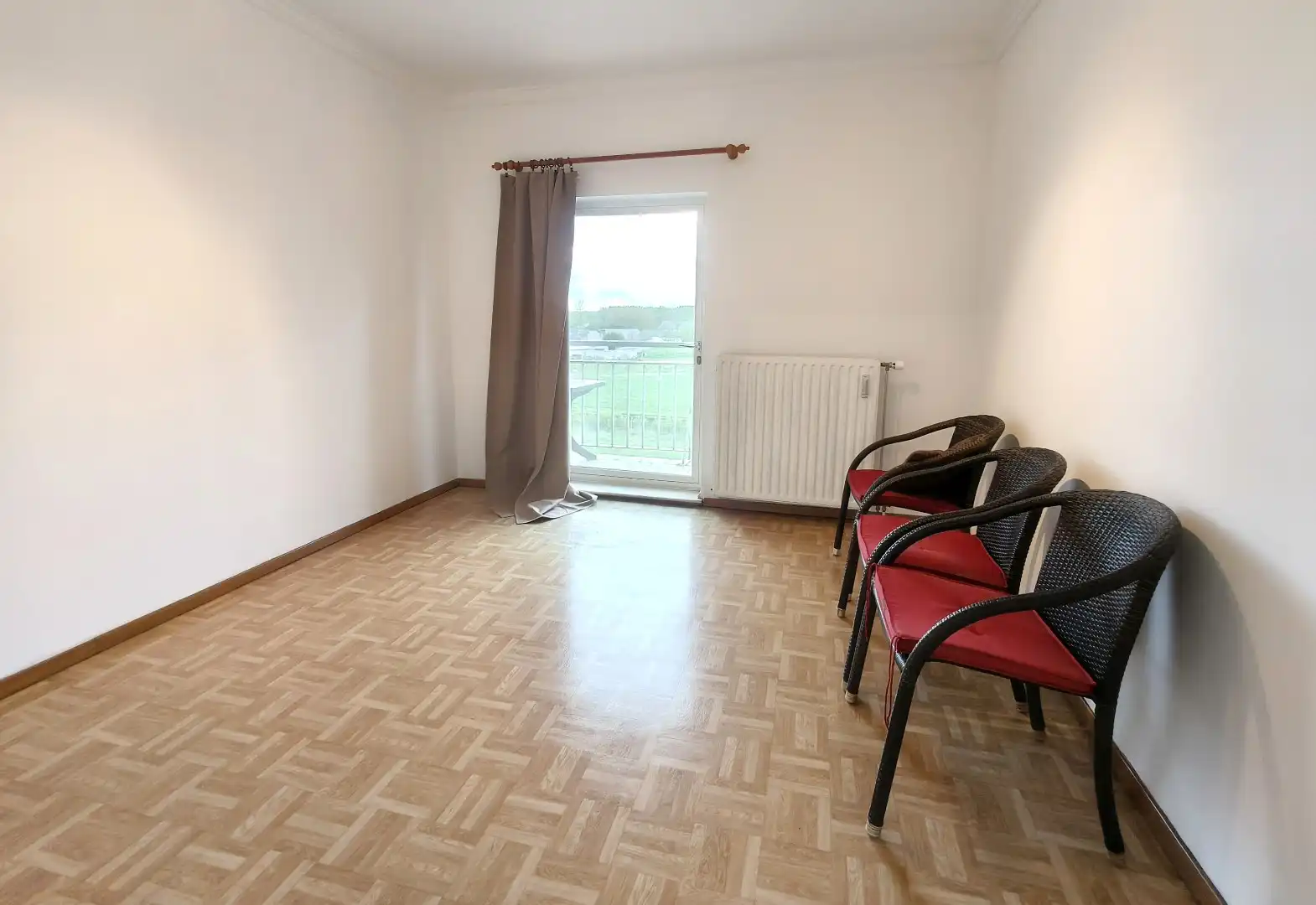 GELIJKVLOERS APPARTEMENT MET GARAGE foto 8