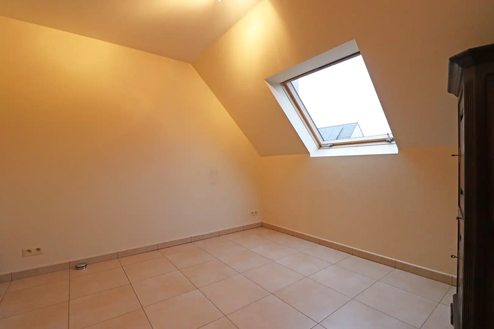 Lichtrijk appartement met carport foto 9