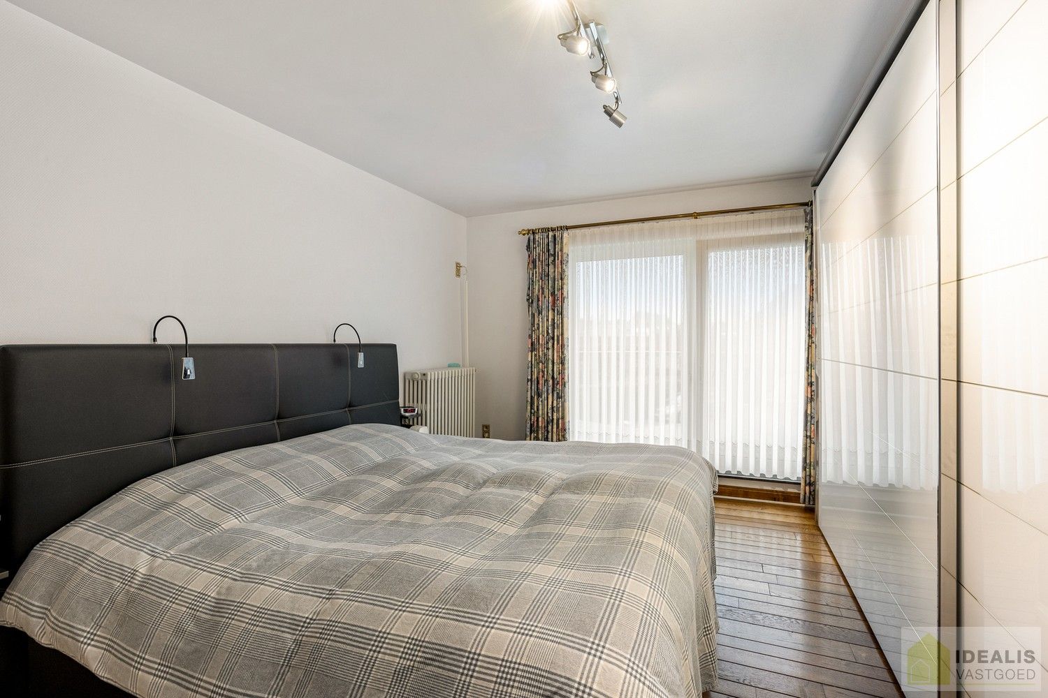 IDEALIS VASTGOED - Aangenaam instapklaar duplexappartement met winkelruimte/werkatelier te Opitter, Bree. Dit ruime duplexappartement omvat +-140 m² netto bewoonbare oppervlakte. Dit multifunctionele pand biedt tal van mogelijkheden dankzij de winkelruimte/het werkatelier van maar liefst +-200m² die vroeger dienst deed als slagerij. Uiterst geschikt voor kandidaten op zoek naar een instapklare woonruimte mét handelsruimte op een gunstige locatie midden in hartje Opitter, Bree! Mogelijkheid wijziging tot ééngezinswoning mits het verkrijgen van een omgevingsvergunning. foto 18