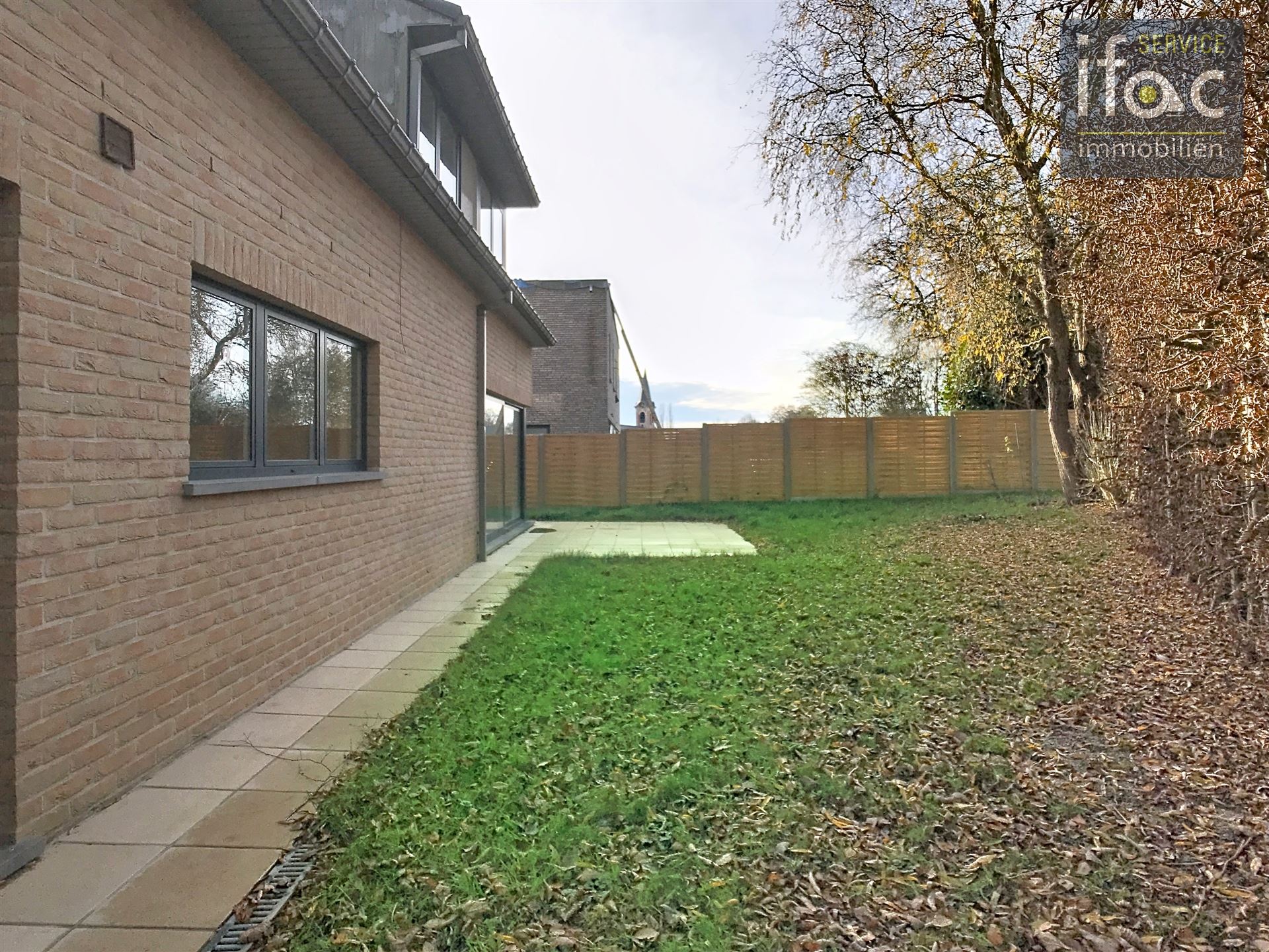 Villa met 4 slaapkamers, 2 badkamers, tuin en garages foto 13