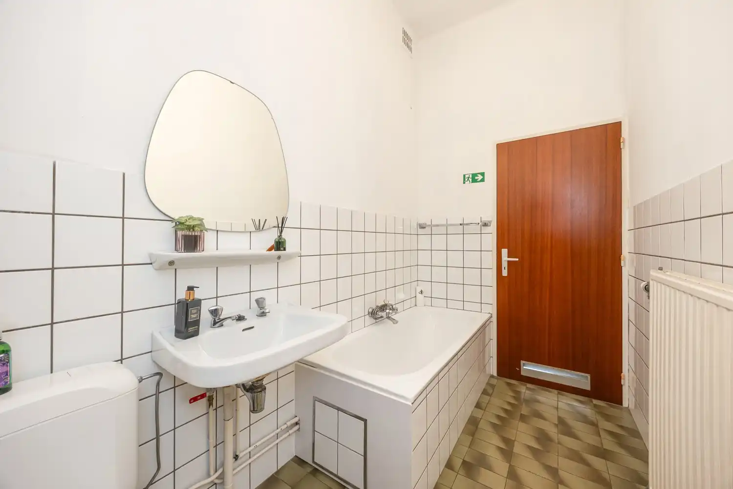 Op te frissen opbrengsteigendom comm. ruimte + 2 app. foto 5