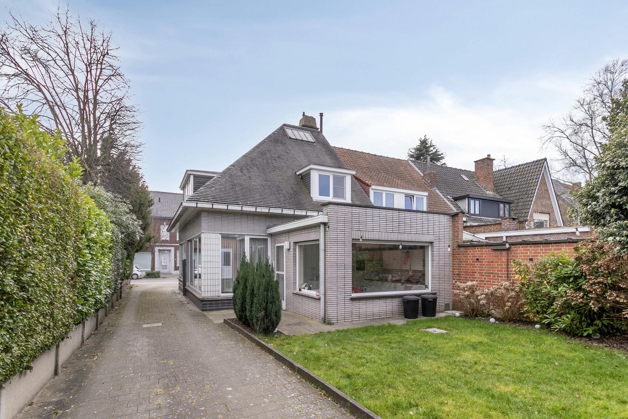 Modern magazijn van 145m² samen met ruime gezinswoning te koop in Bissegem foto 16