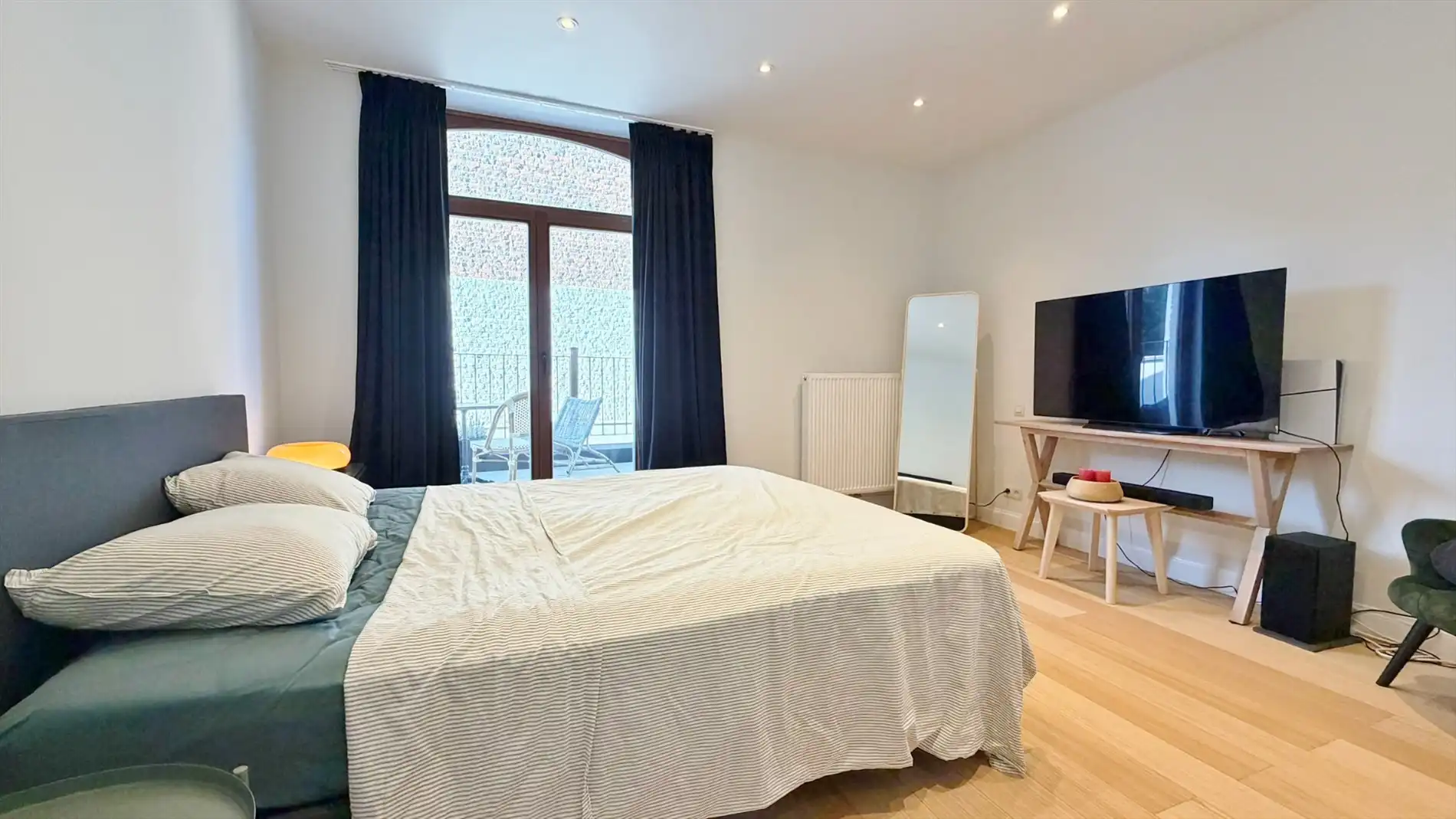 Volledig vernieuwde en energiezuinige stadswoning met 2 terrassen in de stadskern. foto 15